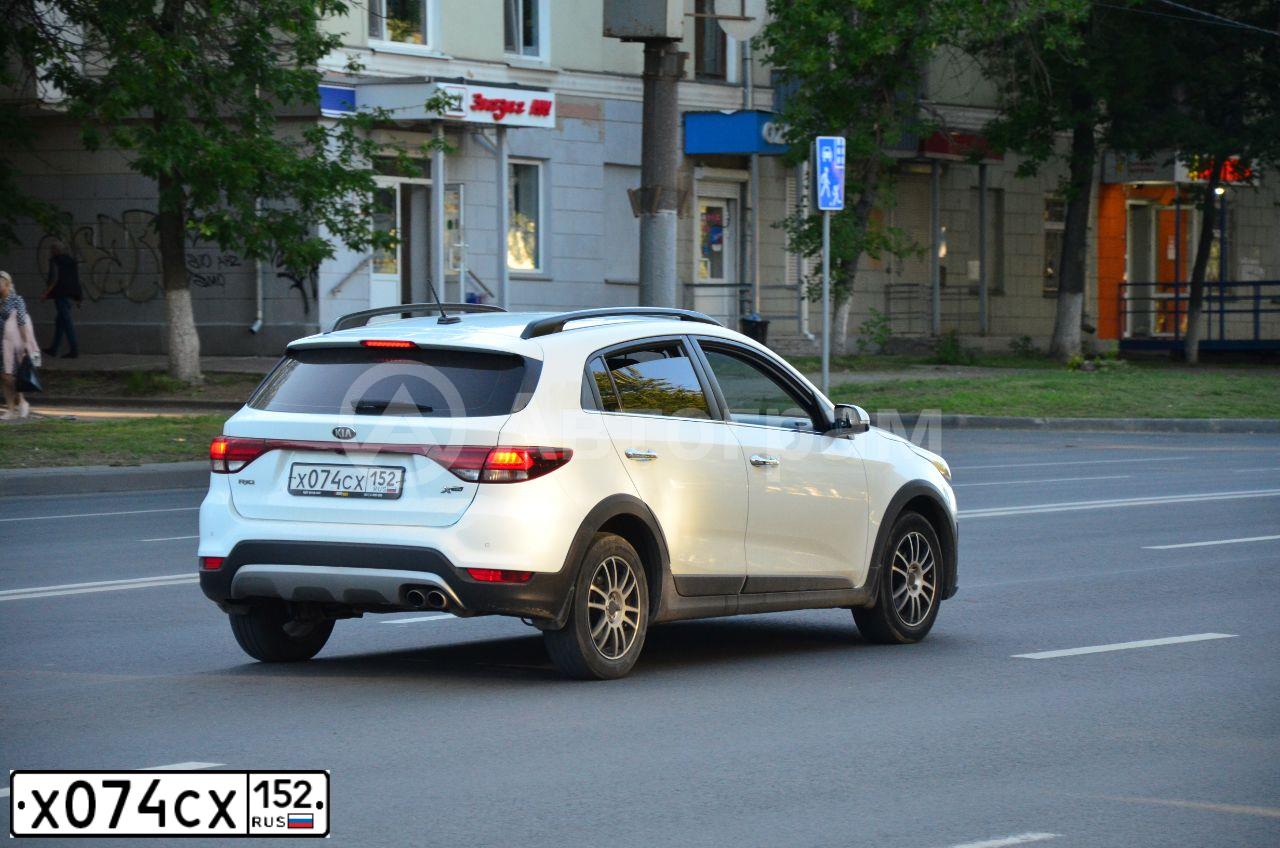 Фото автомобиля KIA RIO, 2018 — госномер Х074СХ152. Цвет: Белый