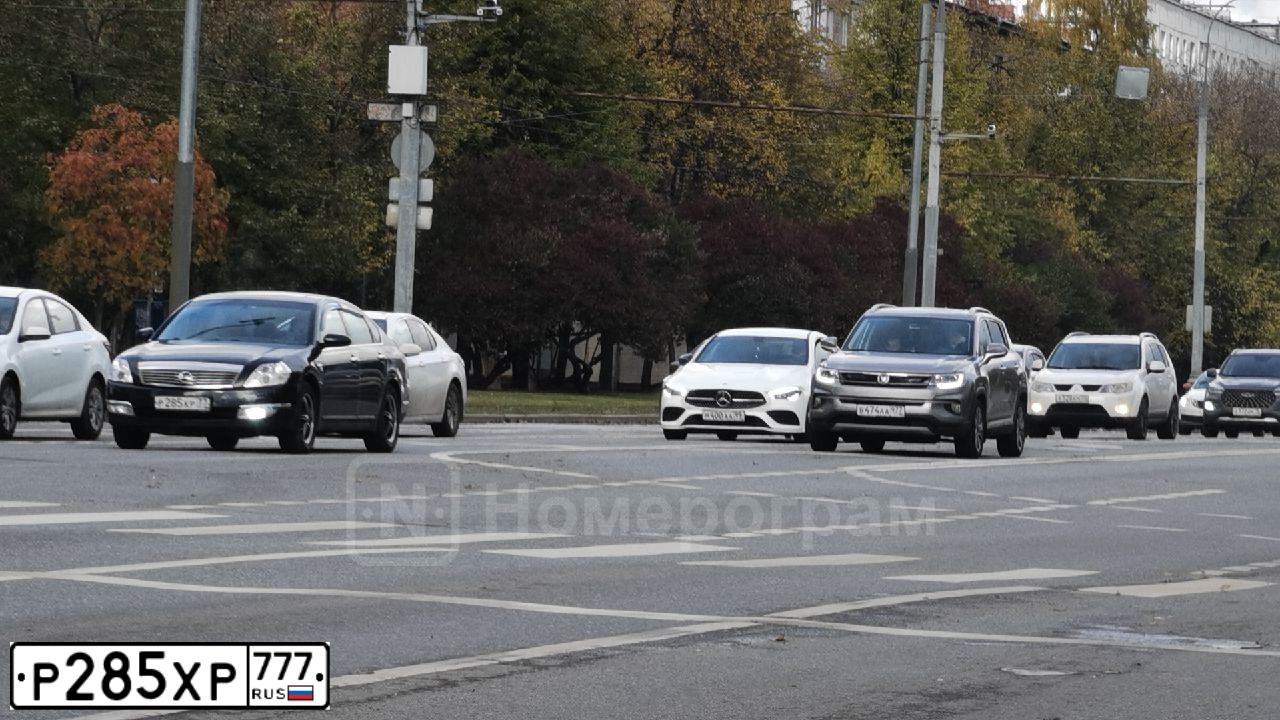 Фото автомобиля RENAULT SANDERO, 2017 — госномер Р285ХР777. Цвет: КРАСНЫЙ