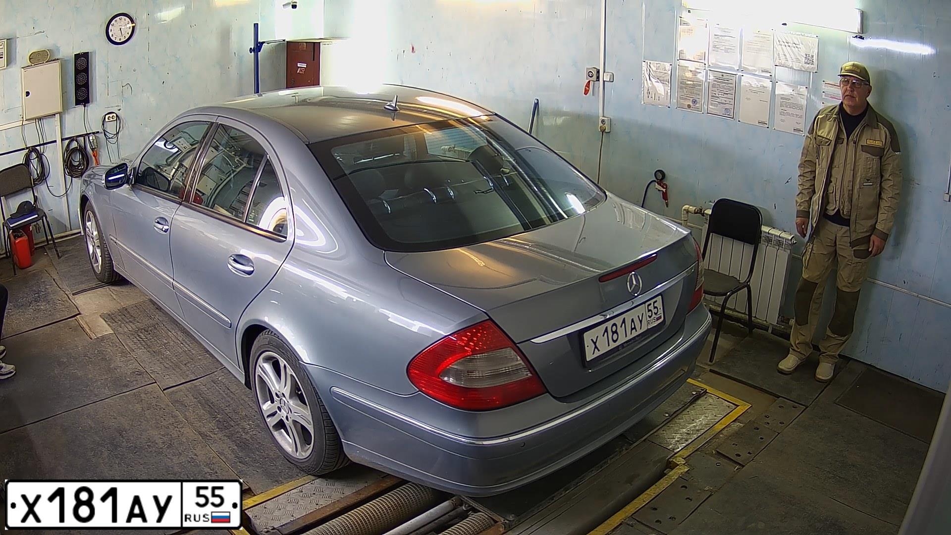 Фото автомобиля MERCEDES E-KLASSE, 2007 — госномер Х181АУ55. Цвет: СЕРО-ГОЛУБОЙ