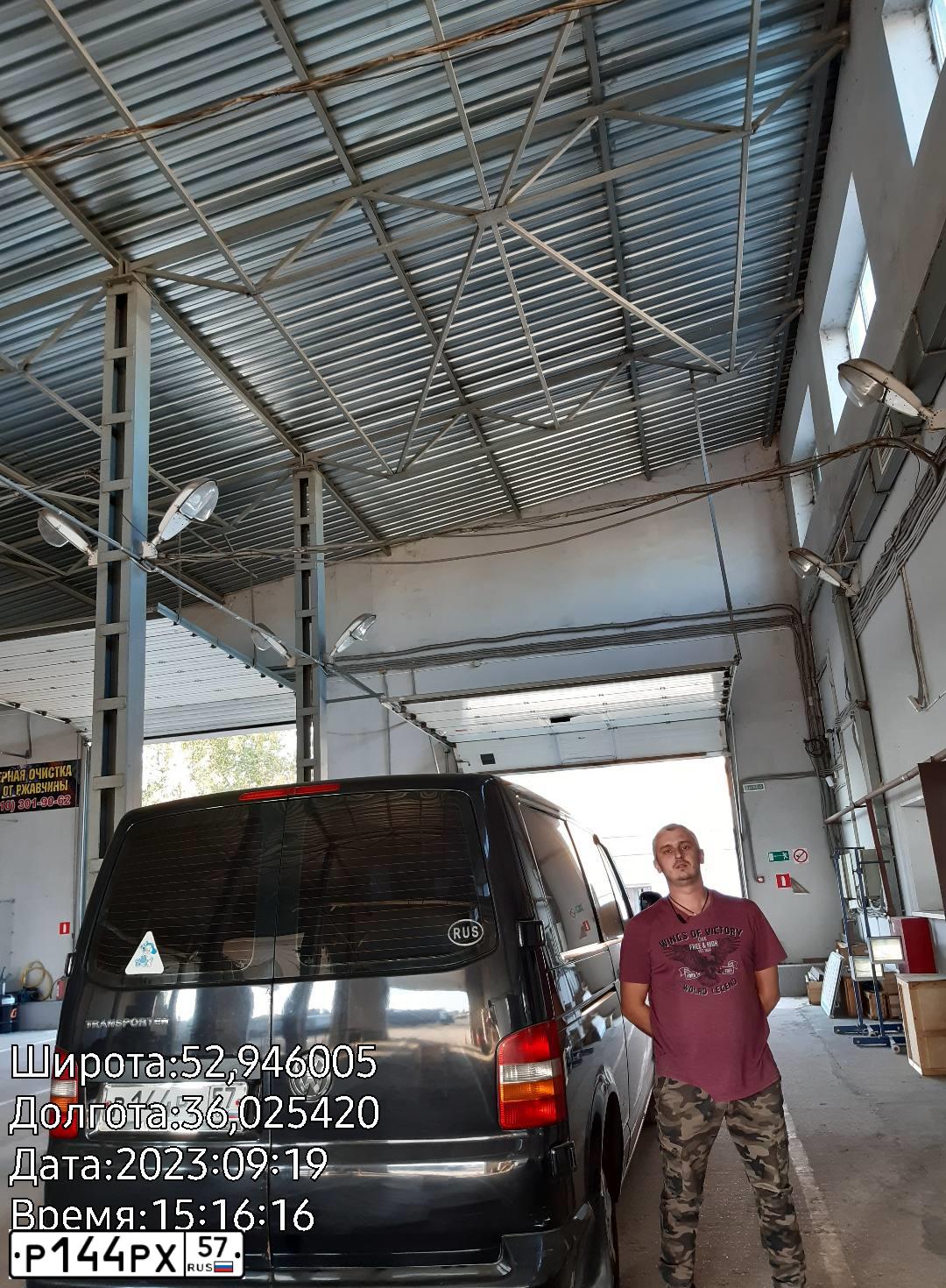 Фото автомобиля VOLKSWAGEN TRANSPORTER, 2007 — госномер Р144РХ57. Цвет: ЧЕРНЫЙ