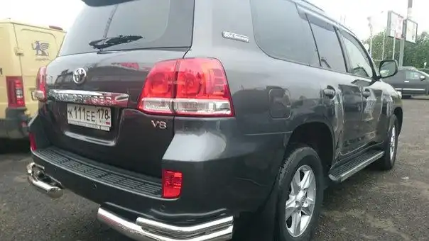 Фото автомобиля TOYOTA LANDCRUISER 200, 2011 — госномер К111ЕЕ178. Цвет: Серый