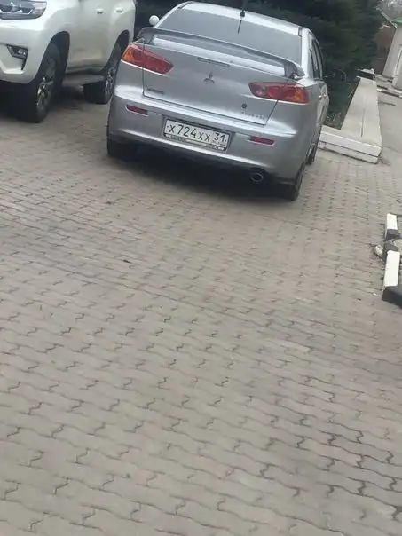 Фото автомобиля MITSUBISHI LANCER, 2008 — госномер У366ОЕ31. Цвет: СЕРЕБРИСТЫЙ