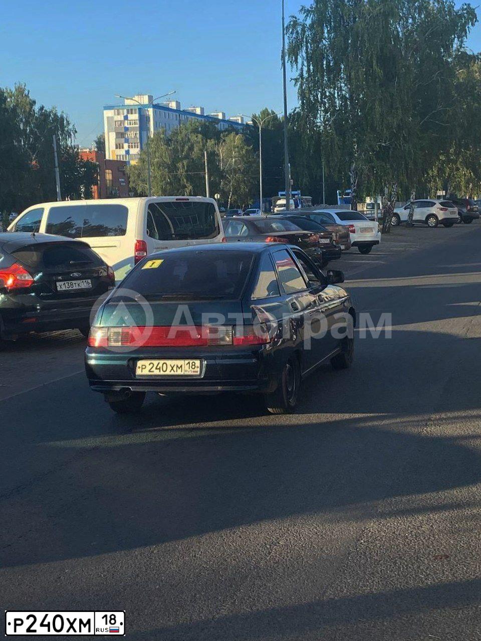 Фото автомобиля LADA 2112 LADA, 2006 — госномер Р240ХМ18. Цвет: Темно-зеленый