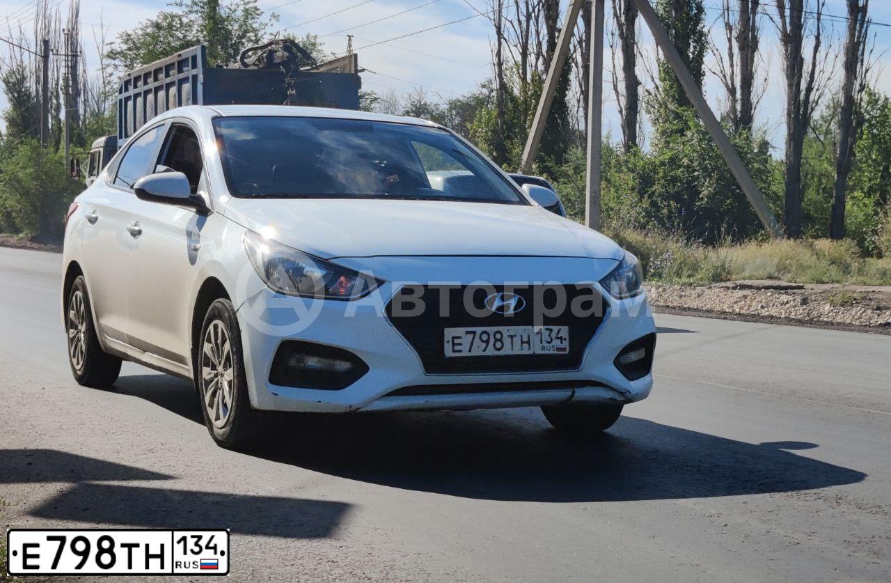 Фото автомобиля HYUNDAI SOLARIS, 2019 — госномер Е798ТН134. Цвет: БЕЛЫЙ
