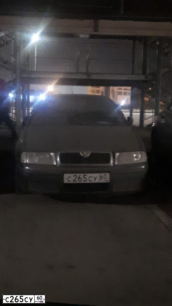 Фото автомобиля SKODA OCTAVIA, 2008 — госномер С265СУ60. Цвет: ТЕМНО-СЕРЫЙ