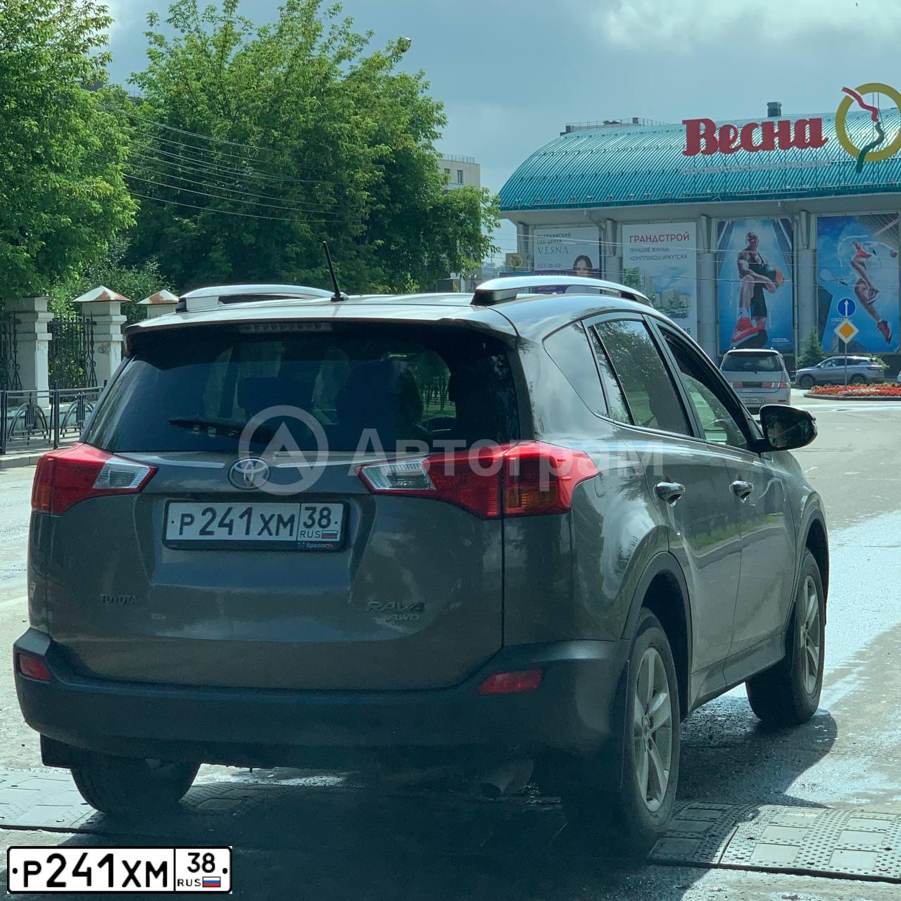 Фото автомобиля TOYOTA RAV4, 2013 — госномер Р241ХМ38. Цвет: БРОНЗОВЫЙ