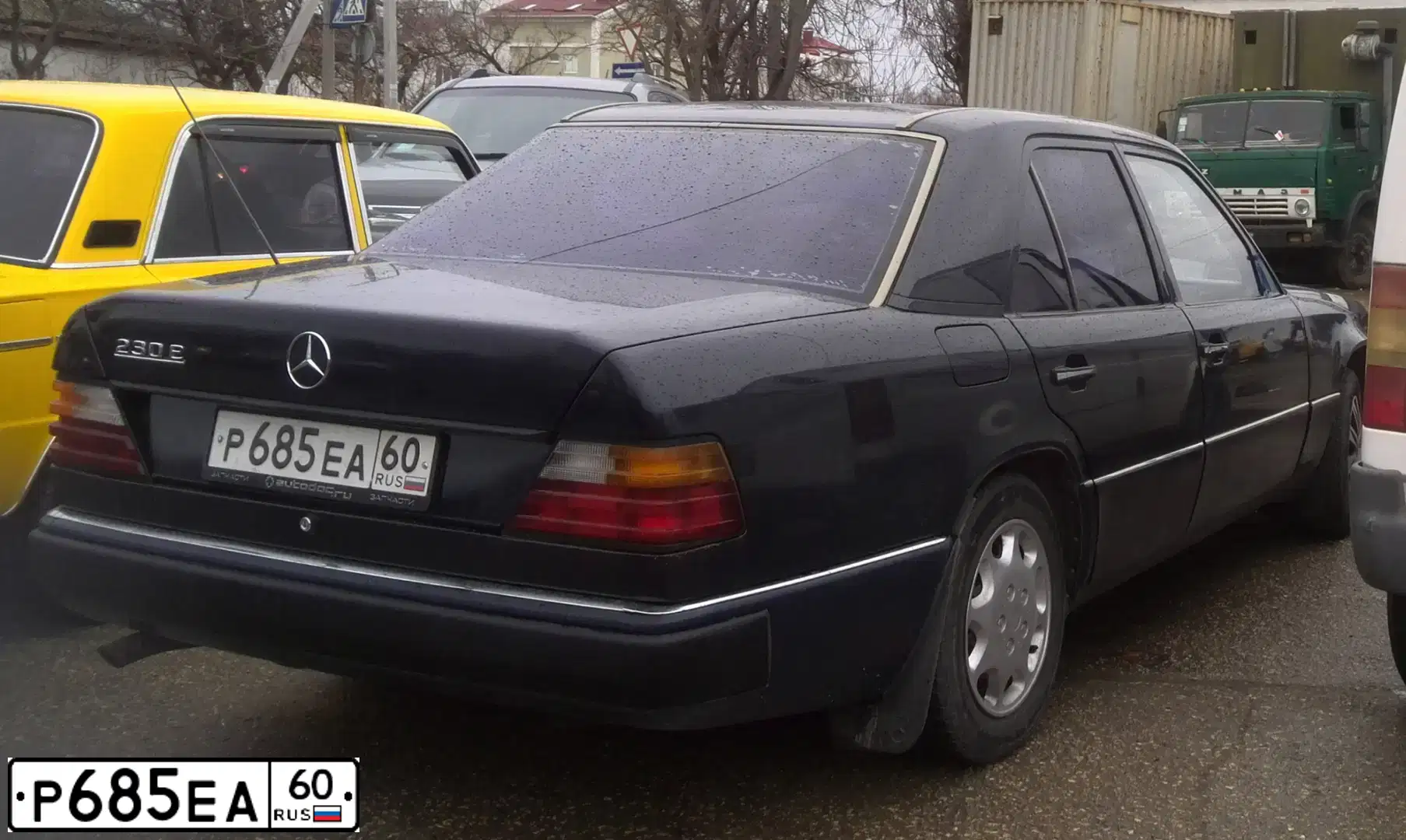 Фото автомобиля MERCEDES E-KLASSE, 1991 — госномер Р685ЕА60. Цвет: СИНИЙ