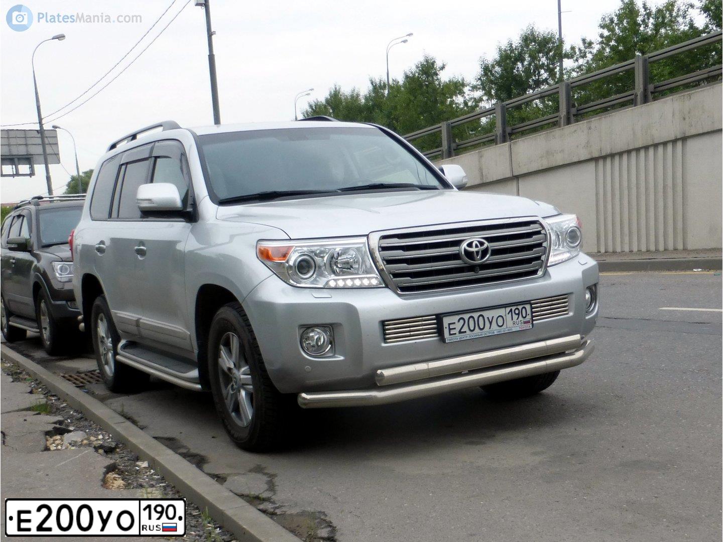 Фото автомобиля TOYOTA LANDCRUISER 200, 2014 — госномер Н330УО790. Цвет: СЕРЫЙ