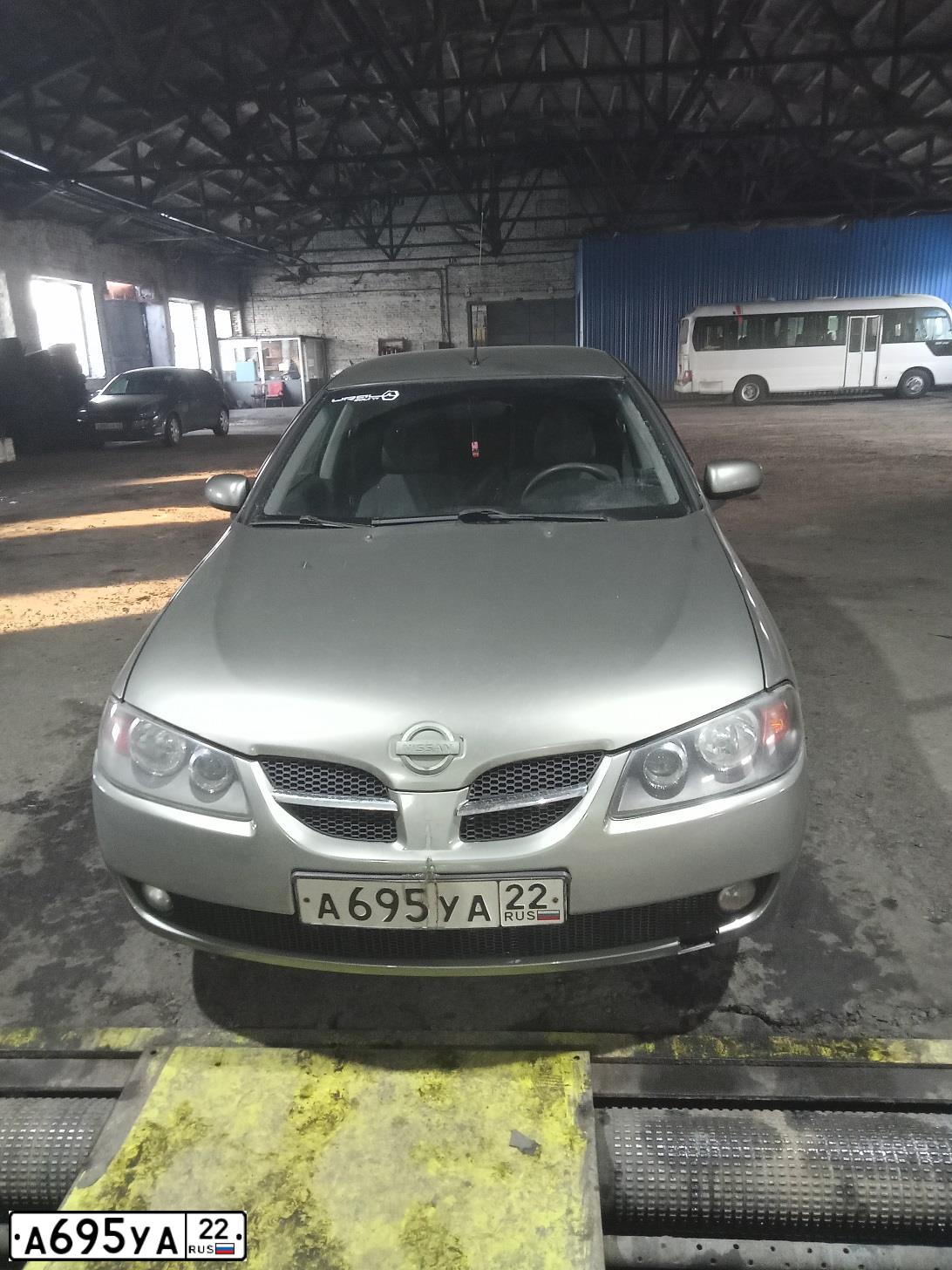 Фото автомобиля LADA 2190 GRANTA, 2012 — госномер А695УЕ22. Цвет: серебристый