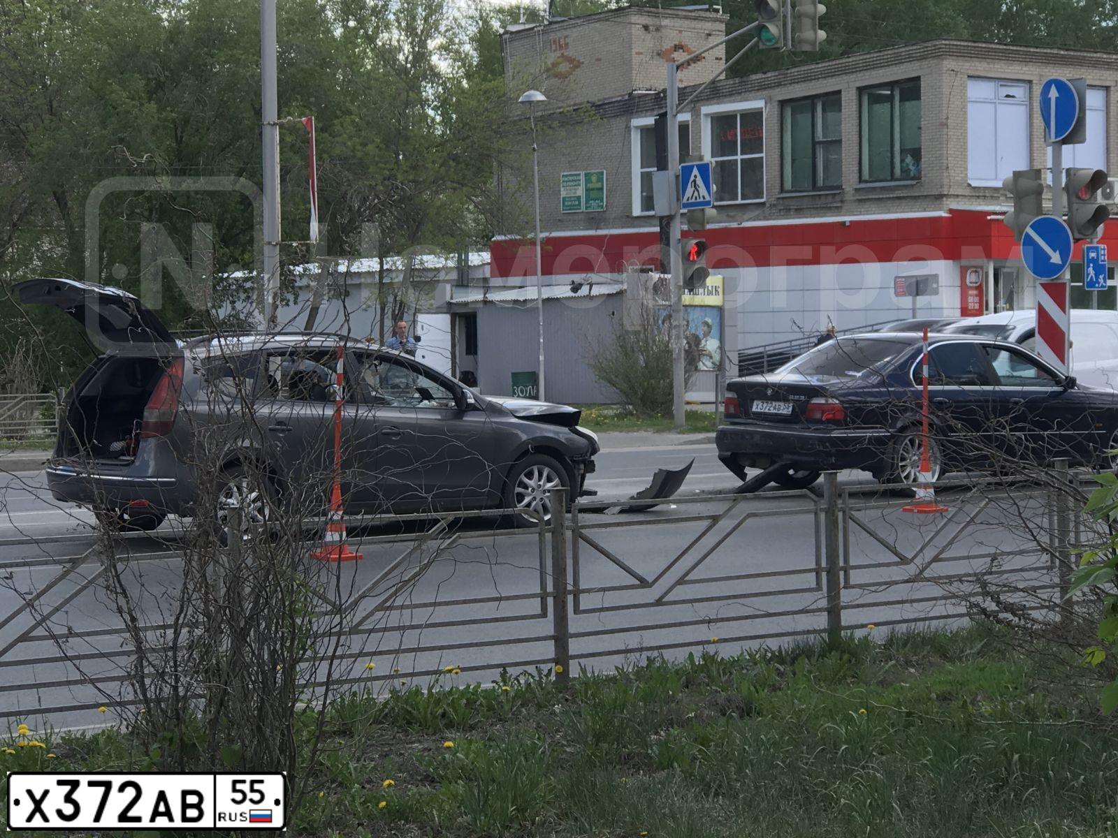 Фото автомобиля BMW SERIE 5, 1999 — госномер Х372АВ55. Цвет: синий