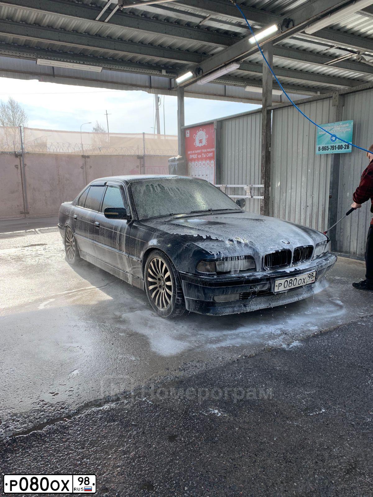 Фото автомобиля BMW SERIE 7, 1995 — госномер Р080ОХ98. Цвет: синий