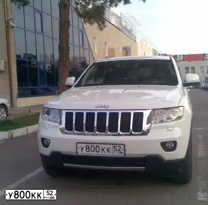 Фото автомобиля JEEP GRAND CHEROKEE, 2011 — госномер В405ЕН126. Цвет: БЕЛЫЙ