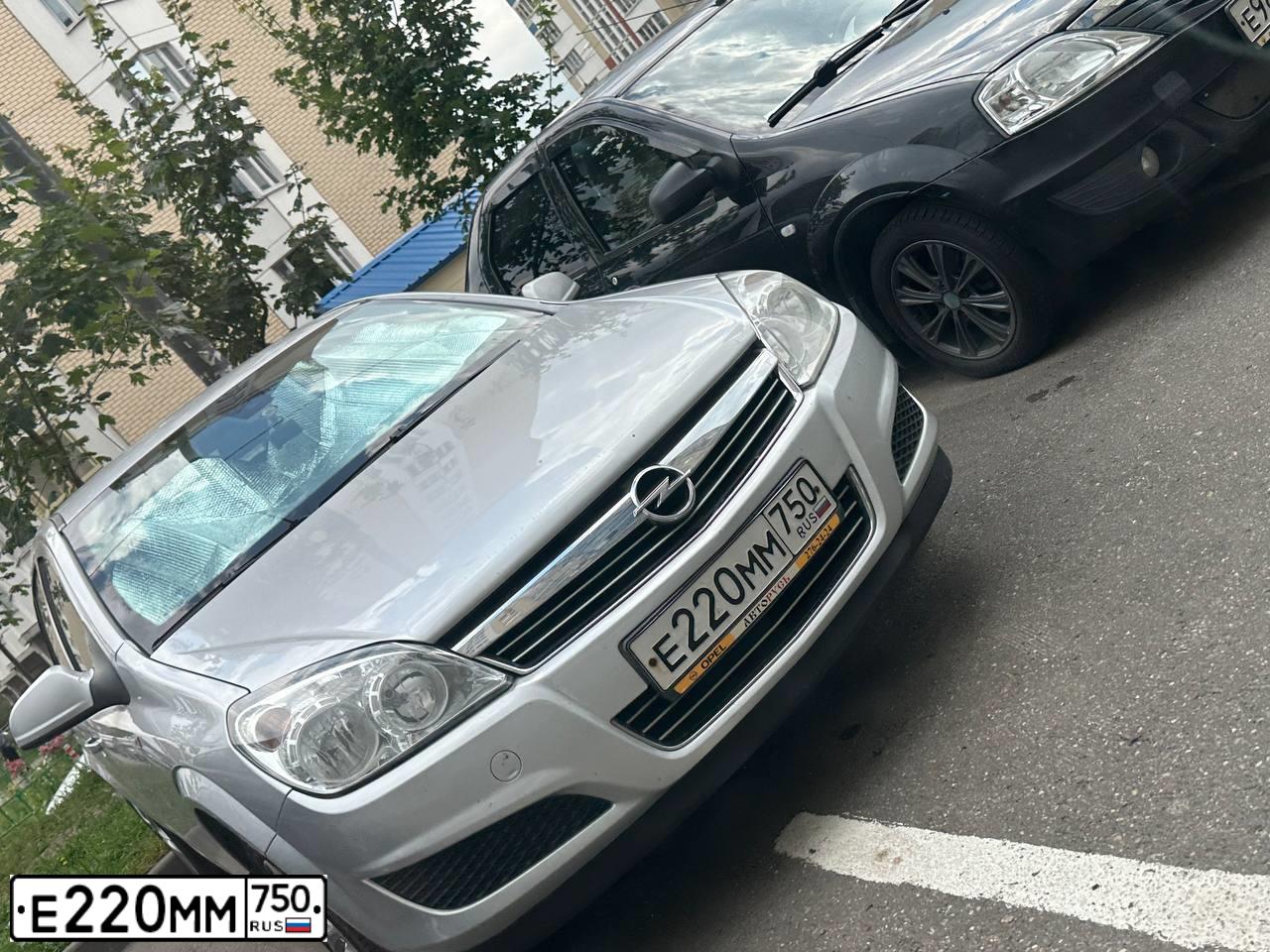 Фото автомобиля OPEL ASTRA, 2014 — госномер Е220ММ750. Цвет: СЕРЫЙ
