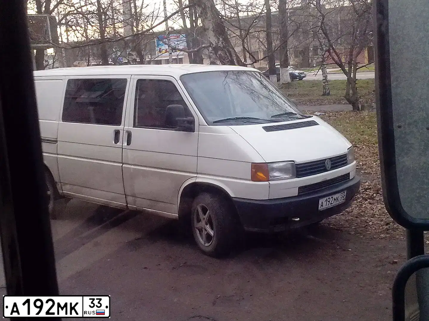 Фото автомобиля VOLKSWAGEN TRANSPORTER, 1995 — госномер Е912УН33. Цвет: Белый