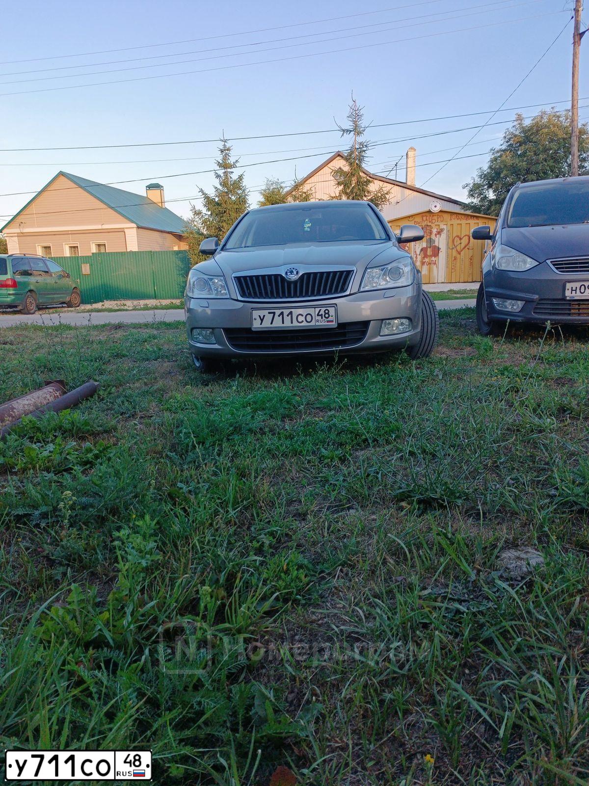 Фото автомобиля SKODA OCTAVIA, 2010 — госномер У711СО48. Цвет: СЕРЫЙ