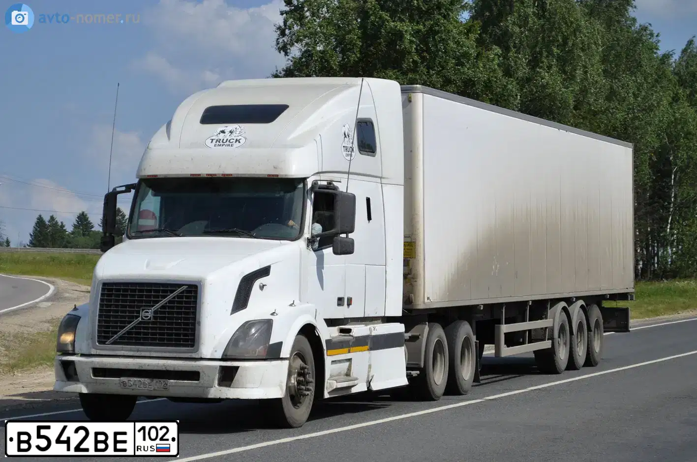 Фото автомобиля VOLVO SERIE VNL /6X4/, 2003 — госномер В542ВЕ102. Цвет: БЕЛЫЙ