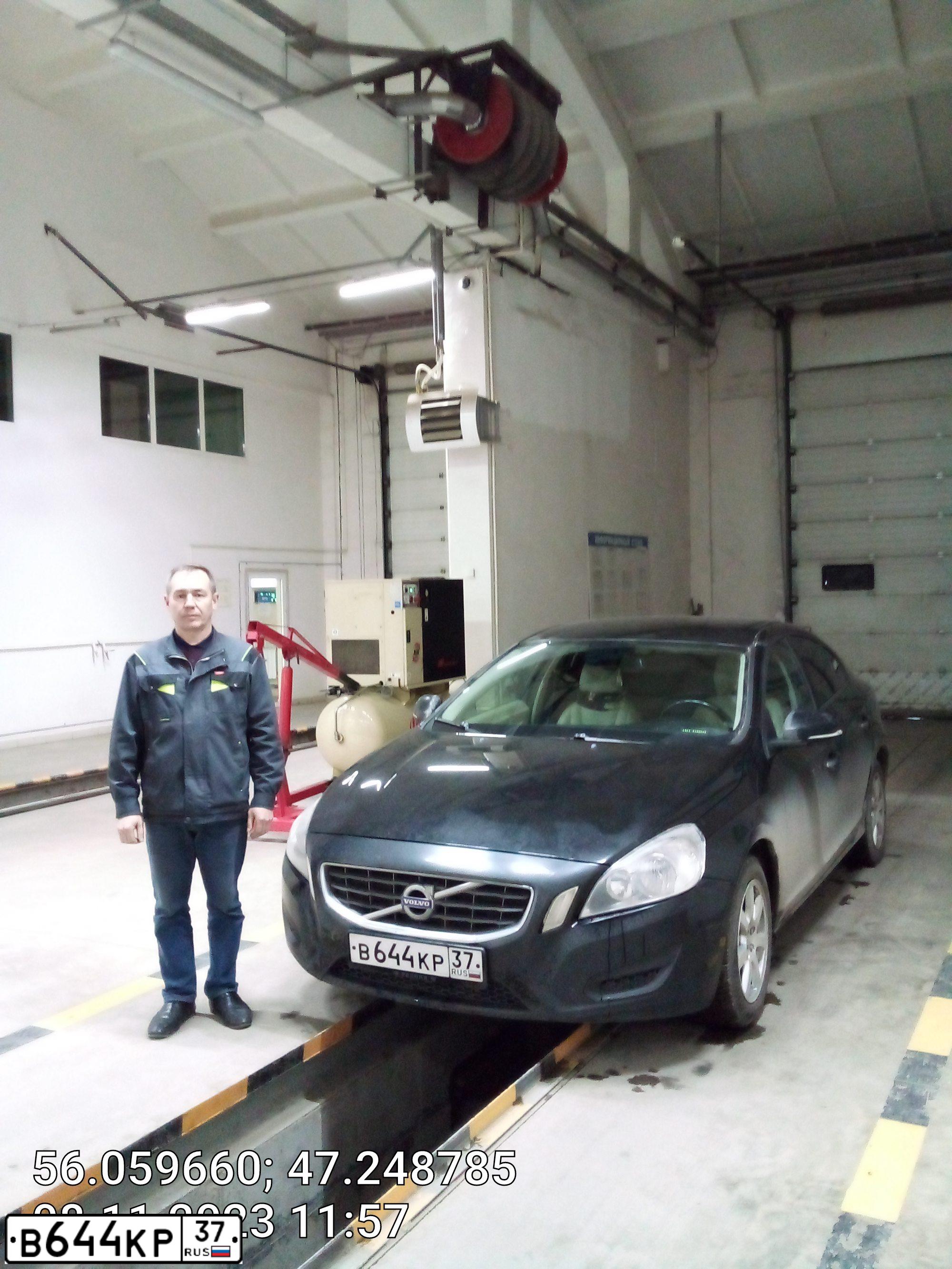 Фото автомобиля VOLVO S60, 2013 — госномер М560РТ21. Цвет: ЧЕРНЫЙ