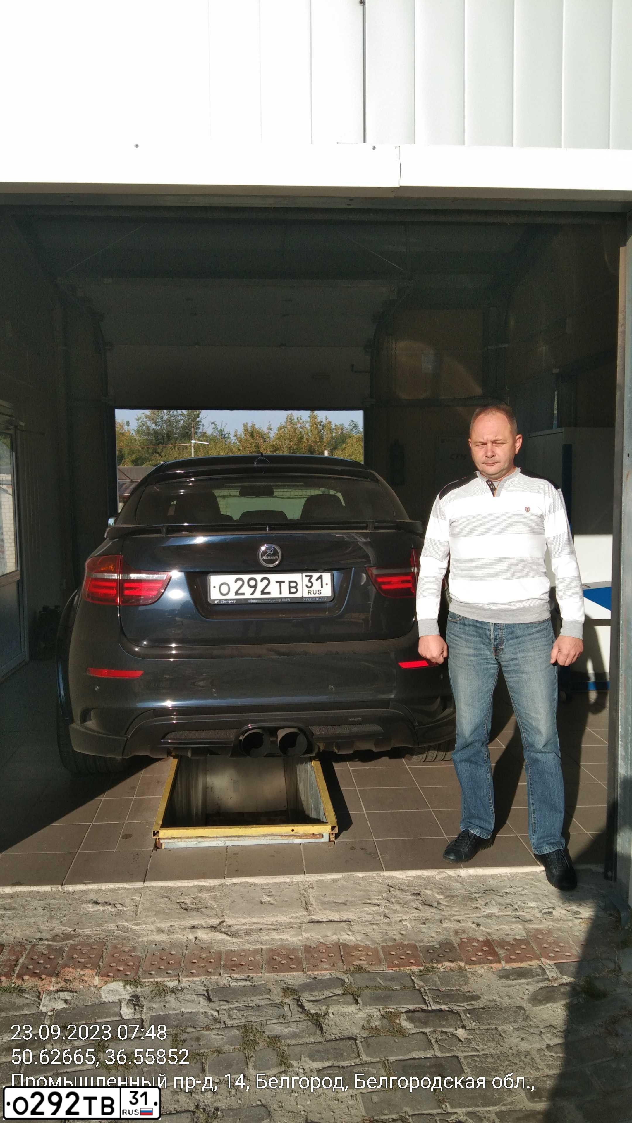 Фото автомобиля BMW X6M, 2011 — госномер Х449НУ31. Цвет: ТЕМНО-СИНИЙ 