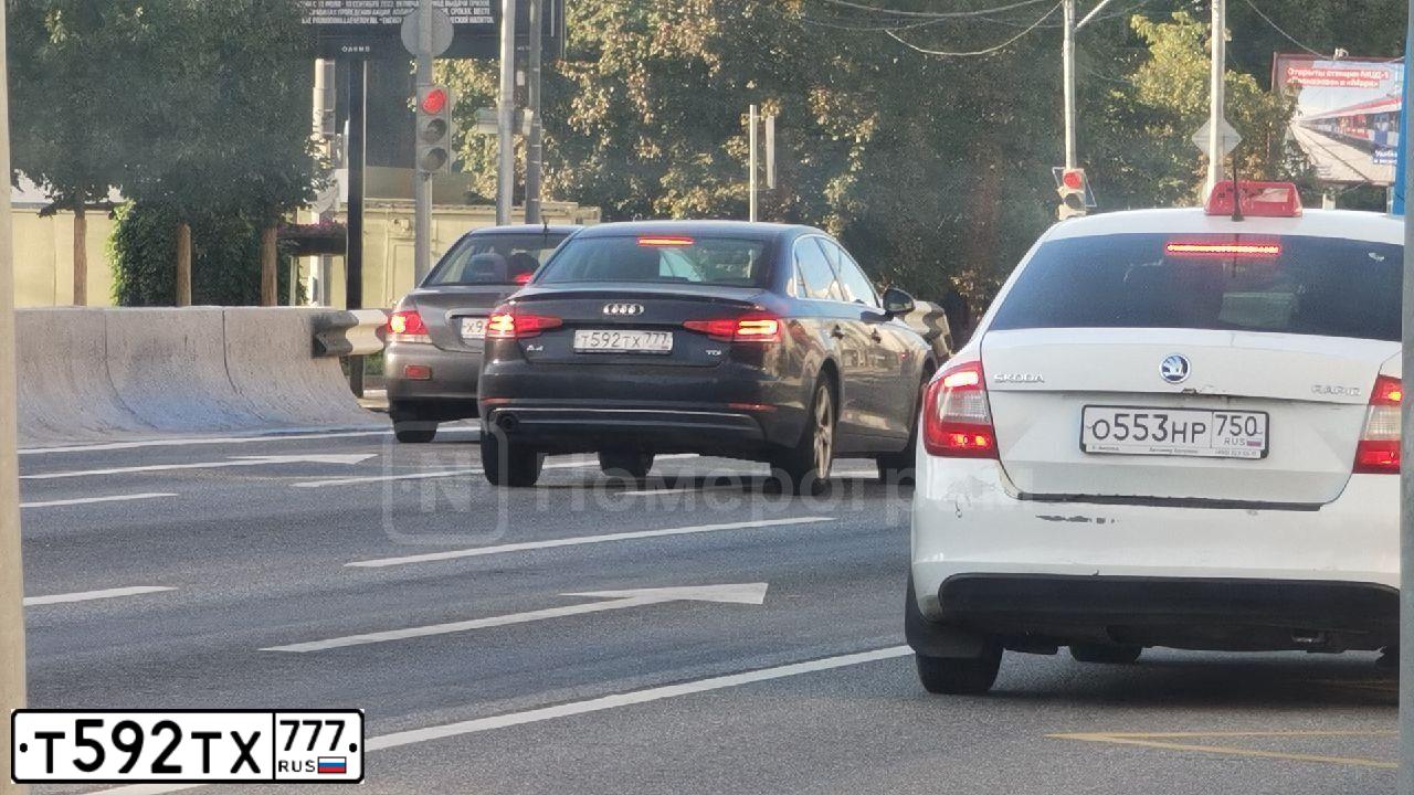 Фото автомобиля AUDI A4, 2016 — госномер Т592ТХ777. Цвет: ЧЕРНО-СИНИЙ
