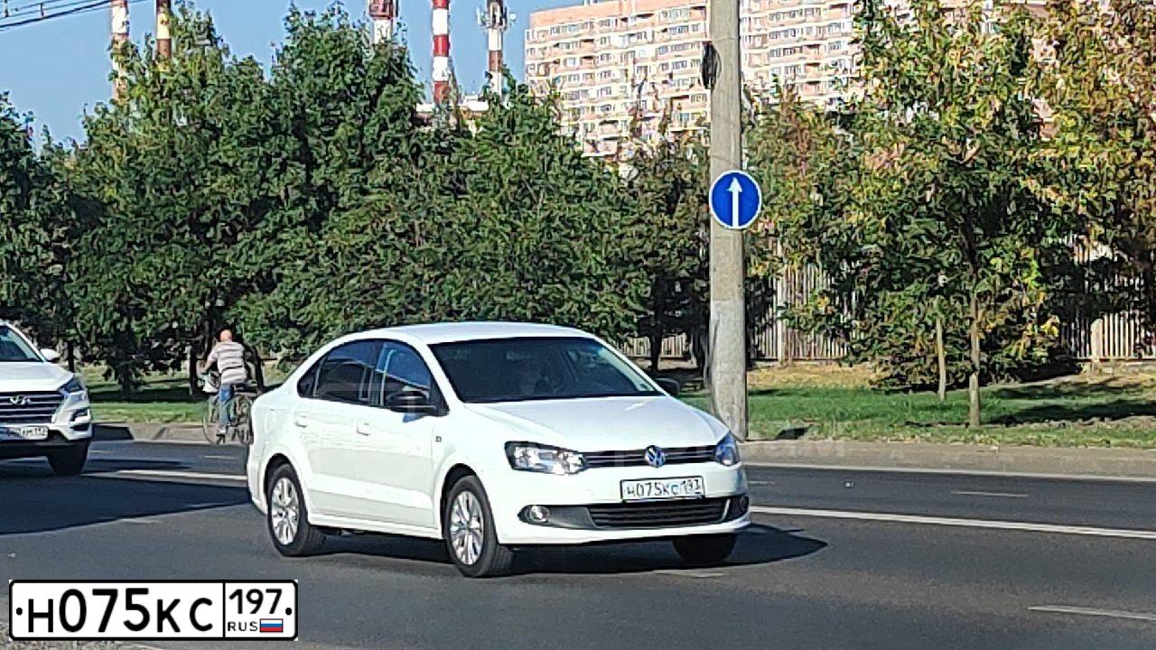 Фото автомобиля HYUNDAI I30, 2009 — госномер Р670КУ193. Цвет: синий