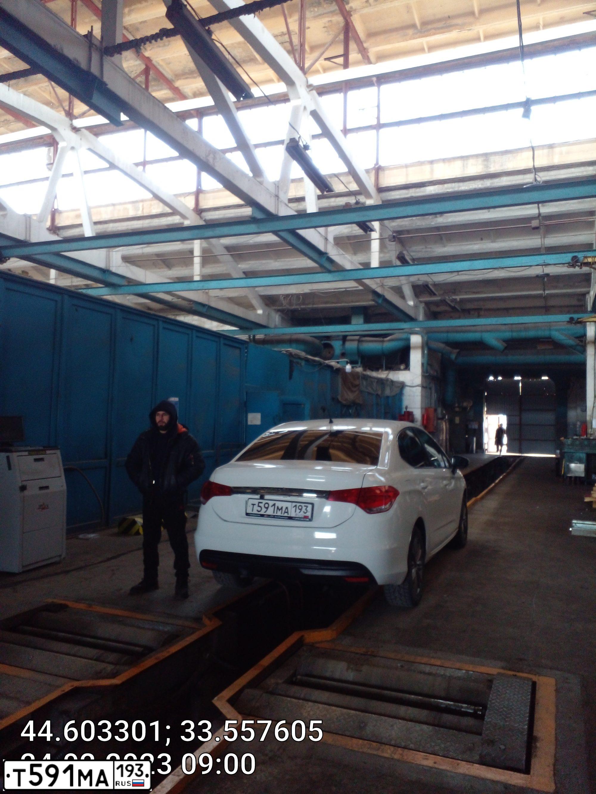 Фото автомобиля CITROEN C4, 2013 — госномер Н328СН82. Цвет: Белый