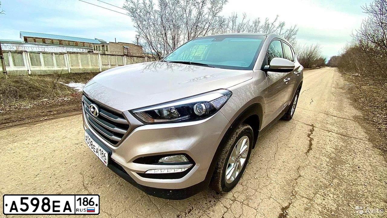 Фото автомобиля HYUNDAI TUCSON, 2017 — госномер В257ТС702. Цвет: СВЕТЛО - БЕЖЕВЫЙ