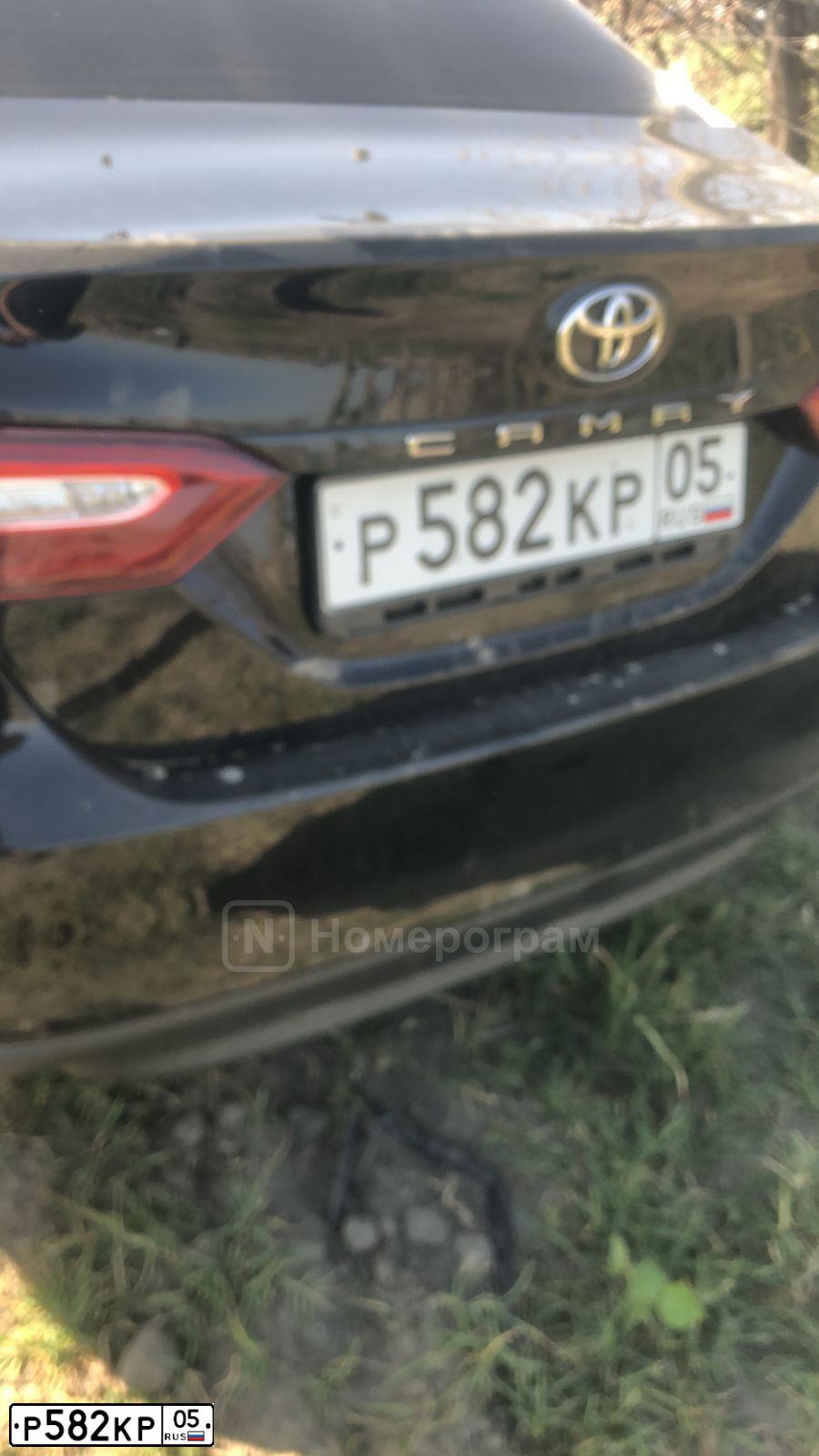 Фото автомобиля TOYOTA CAMRY, 2018 — госномер Р582КР05. Цвет: ЧЕРНЫЙ-МЕТАЛЛИК