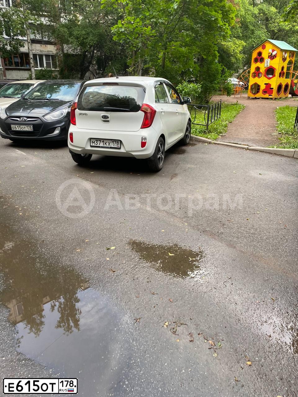 Фото автомобиля HYUNDAI SOLARIS, 2011 — госномер Е615ОТ178. Цвет: ЧЕРНЫЙ