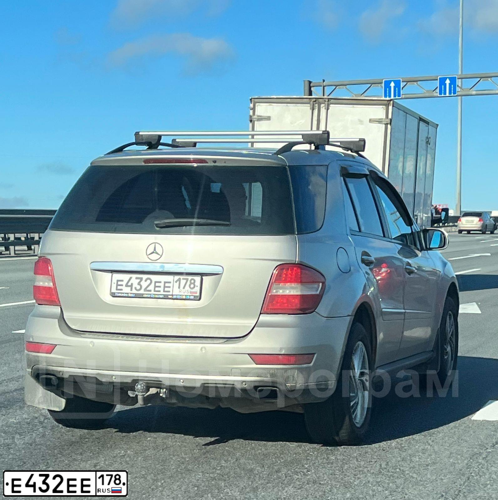 Фото автомобиля MERCEDES M-KLASSE, 2008 — госномер Е432ЕЕ178. Цвет: СЕРО-БЕЖЕВЫЙ