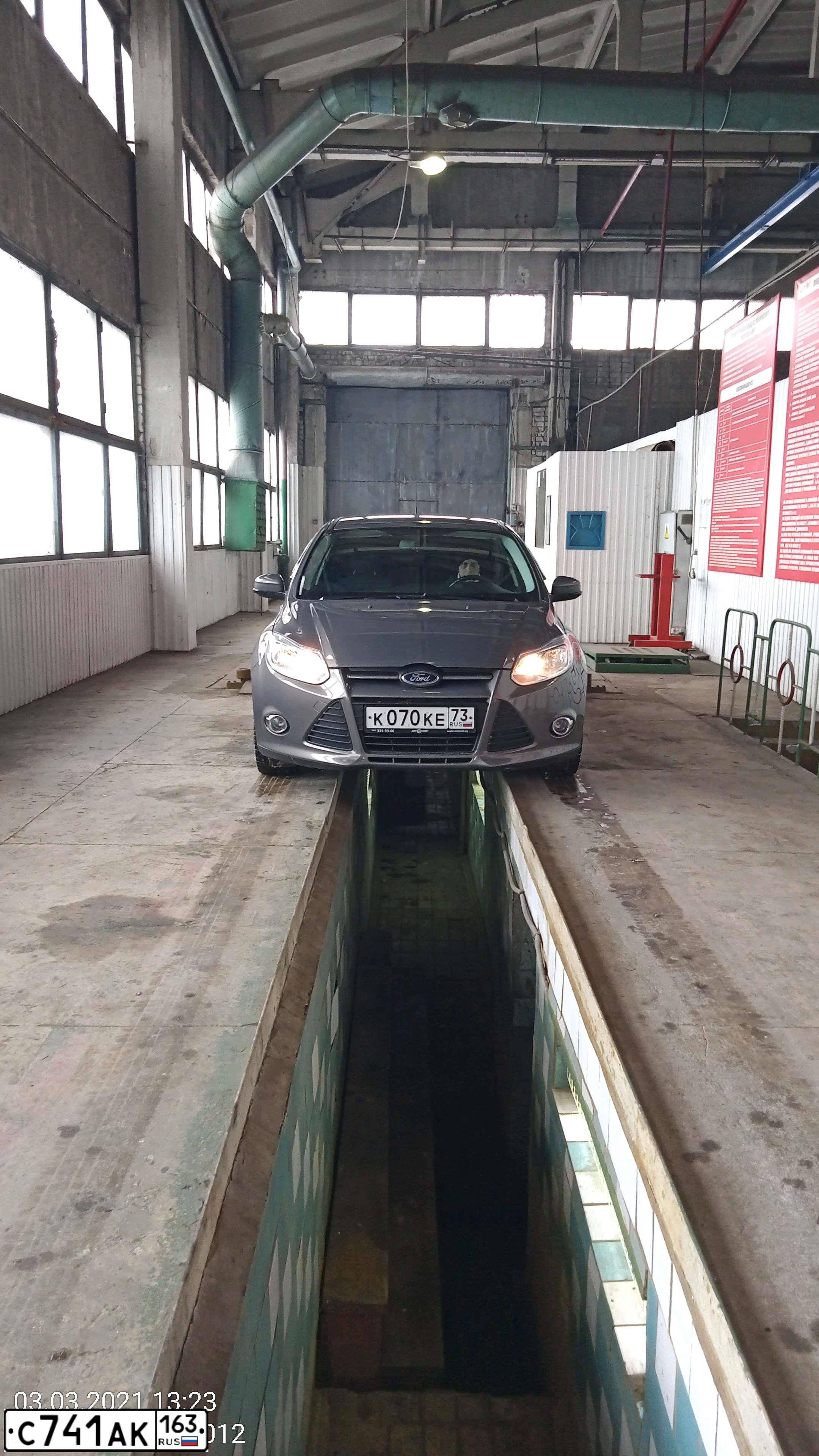Фото автомобиля FORD FOCUS, 2012 — госномер К070КЕ73. Цвет: СЕРО-КОРИЧНЕВЫЙ