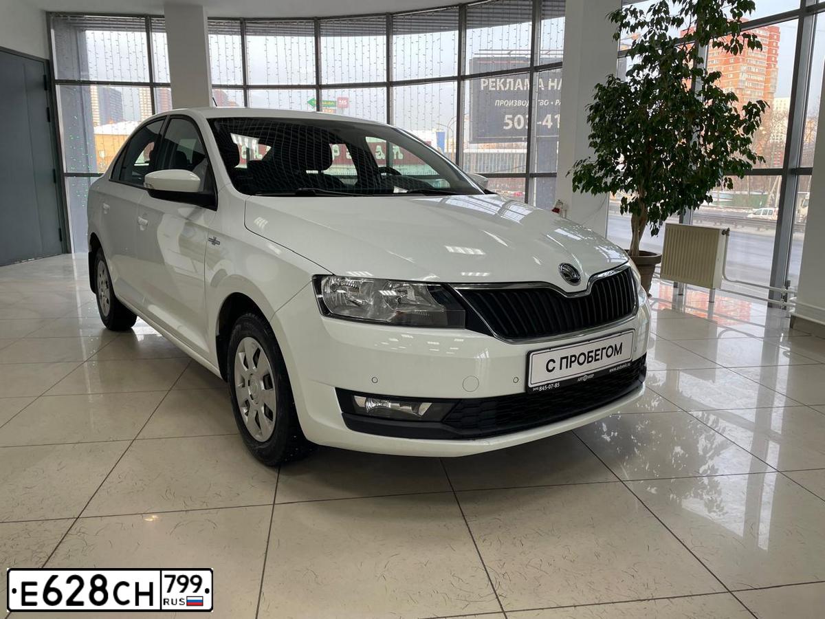 Фото автомобиля SKODA RAPID, 2019 — госномер Е628СН799. Цвет: Белый