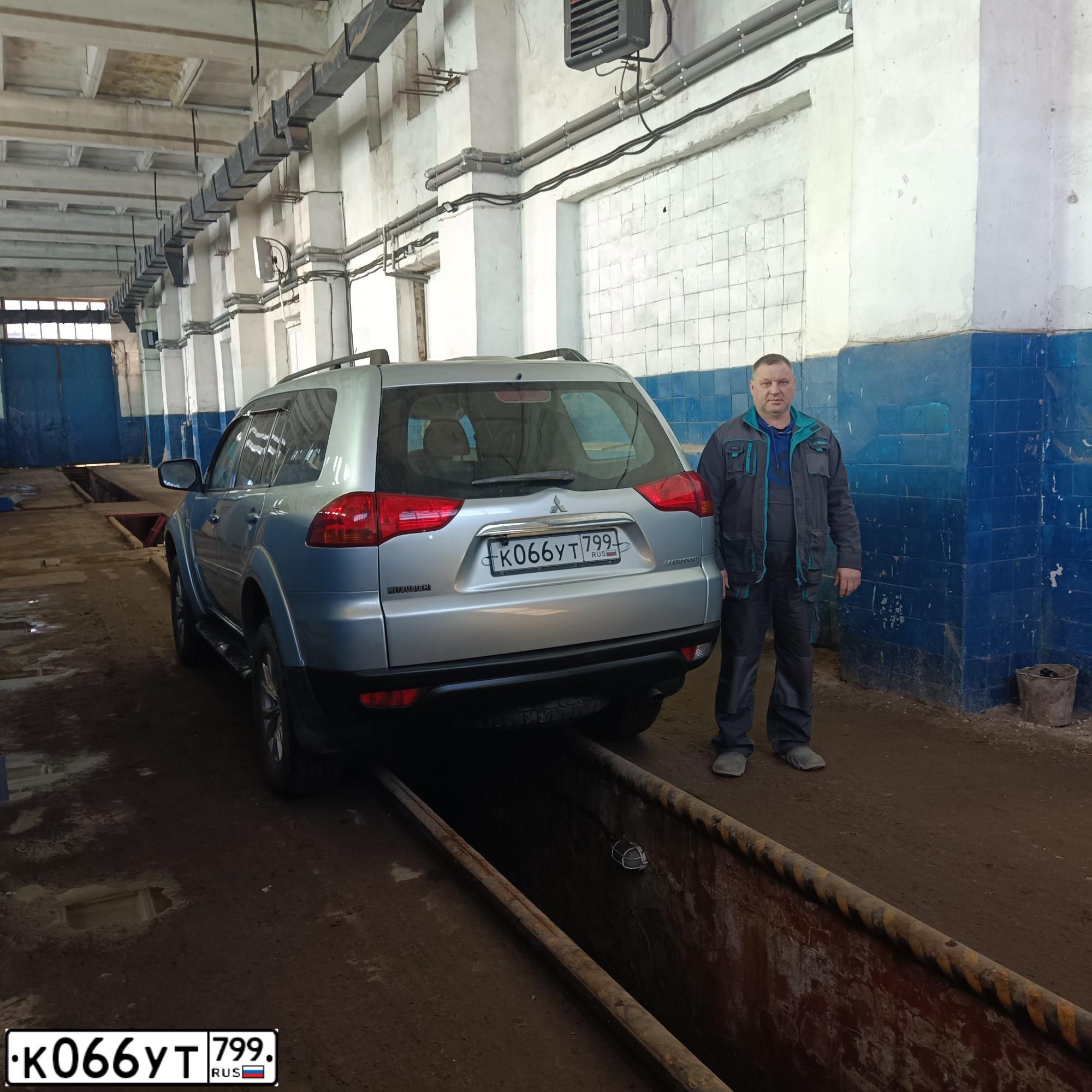 Фото автомобиля MITSUBISHI PAJERO SPORT, 2012 — госномер В400ЕВ77. Цвет: Серебристый