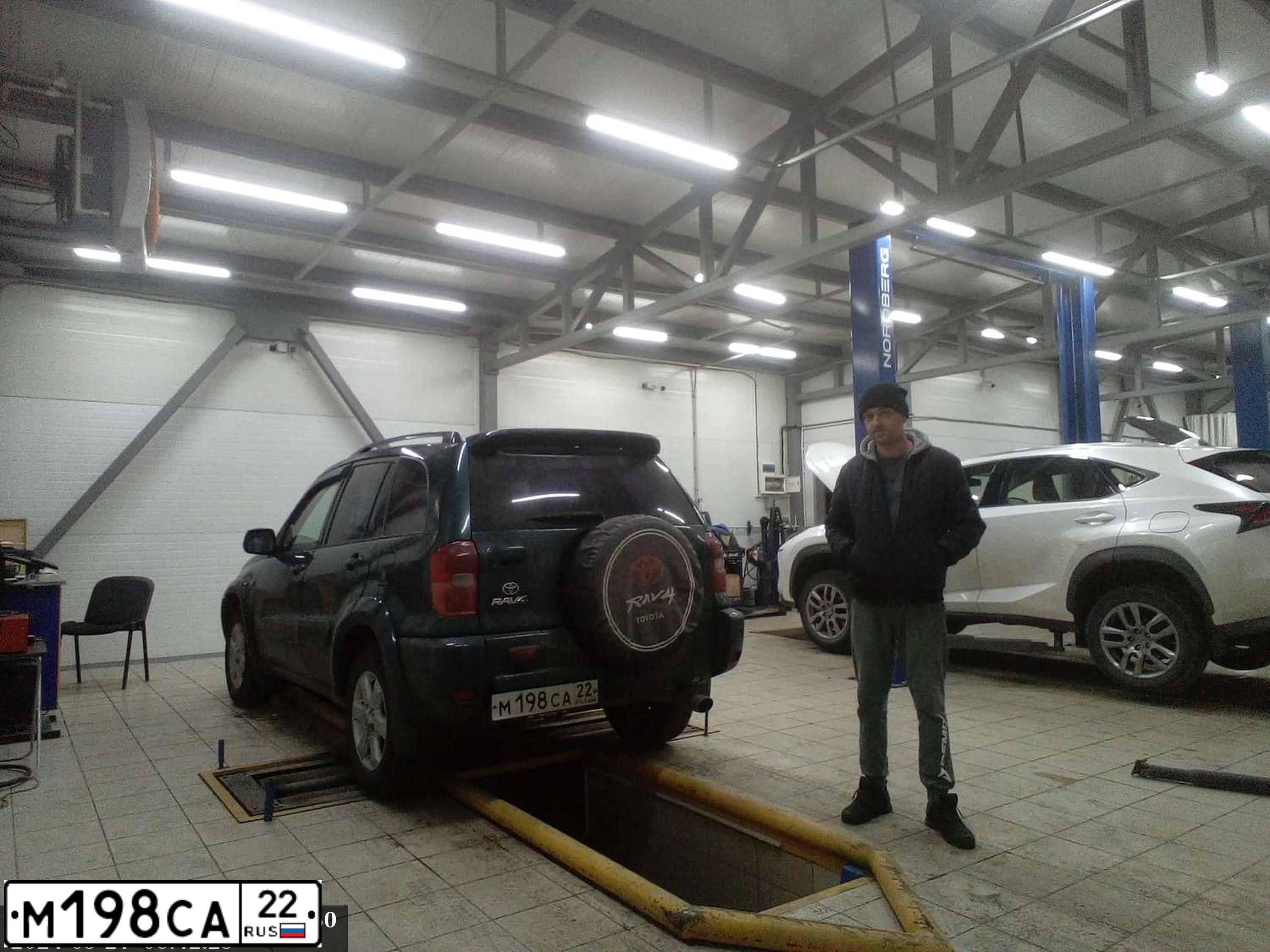 Фото автомобиля TOYOTA RAV4, 2002 — госномер М198СА22. Цвет: Темно-зеленый
