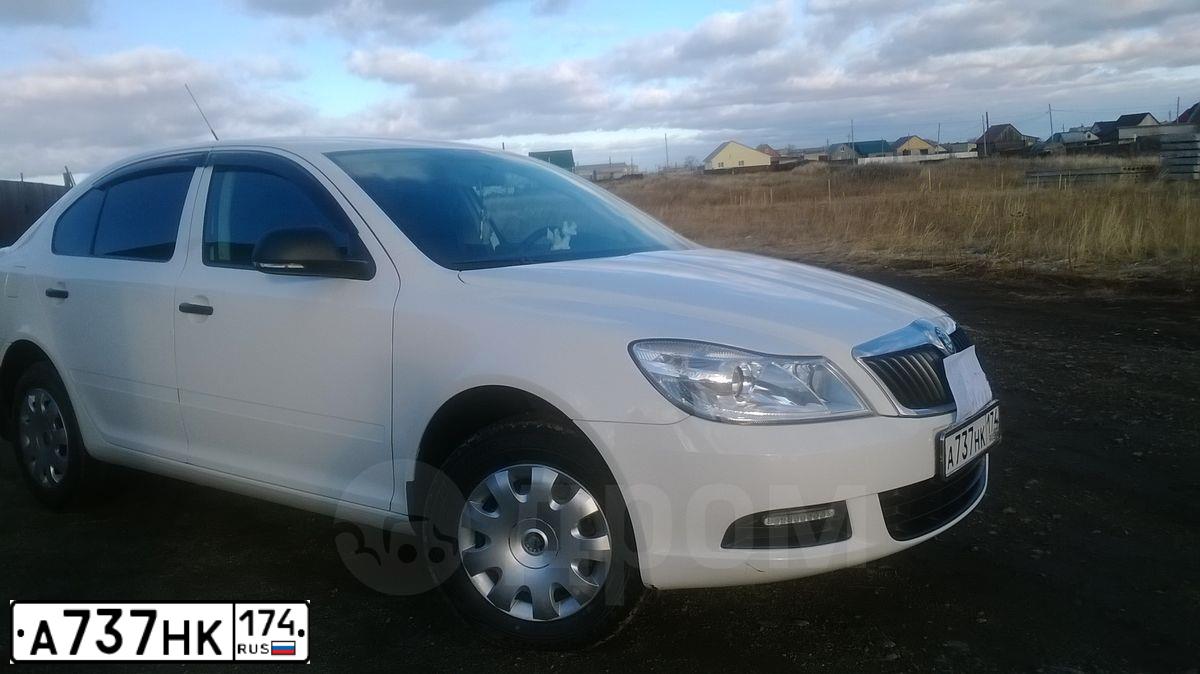 Фото автомобиля SKODA OCTAVIA, 2011 — госномер Р223СТ174. Цвет: Белый