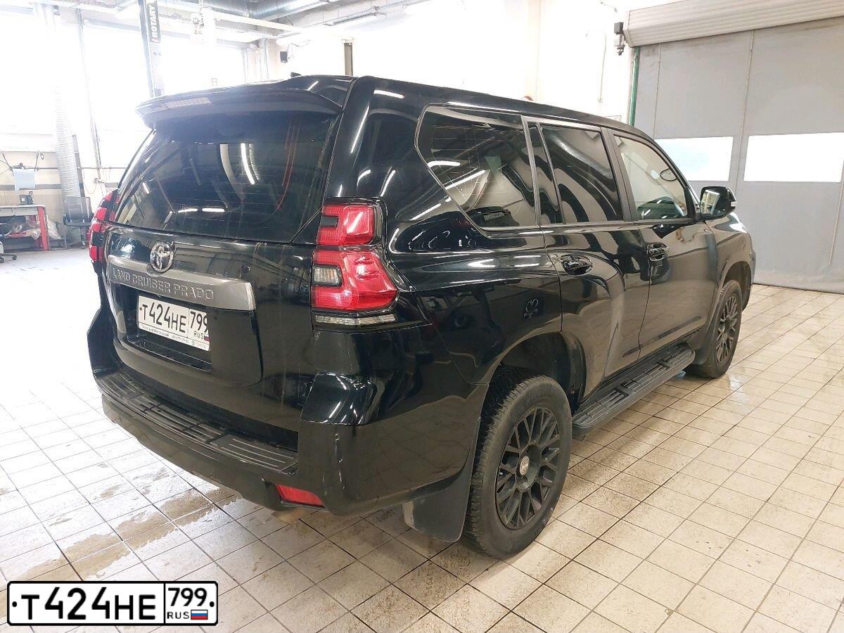 Фото автомобиля TOYOTA LANDCRUISER, 2018 — госномер Т424НЕ799. Цвет: ЧЕРНЫЙ