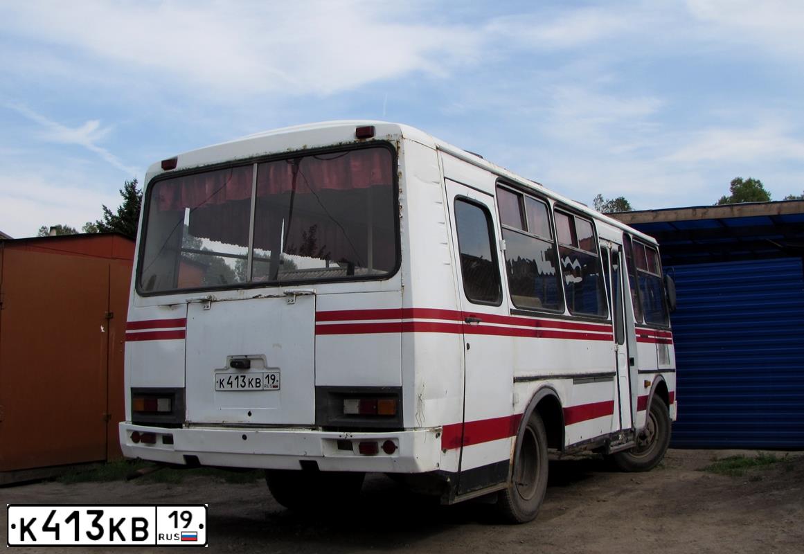 Фото автомобиля PAZ 3205, 2001 — госномер К413КВ19. Цвет: БЕЛЫЙ