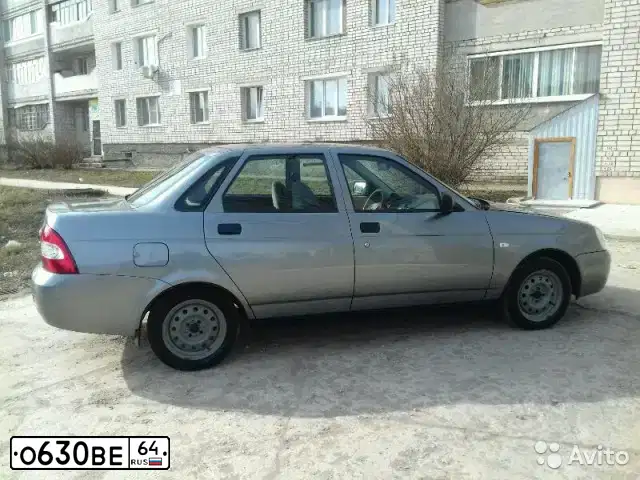 Фото автомобиля VOLKSWAGEN GOLF, 2006 — госномер О234УА64. Цвет: серебристый