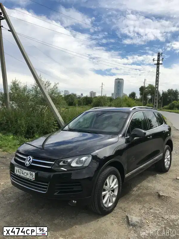 Фото автомобиля VOLKSWAGEN TOUAREG, 2012 — госномер Е600ЕЕ196. Цвет: ЧЕРНЫЙ