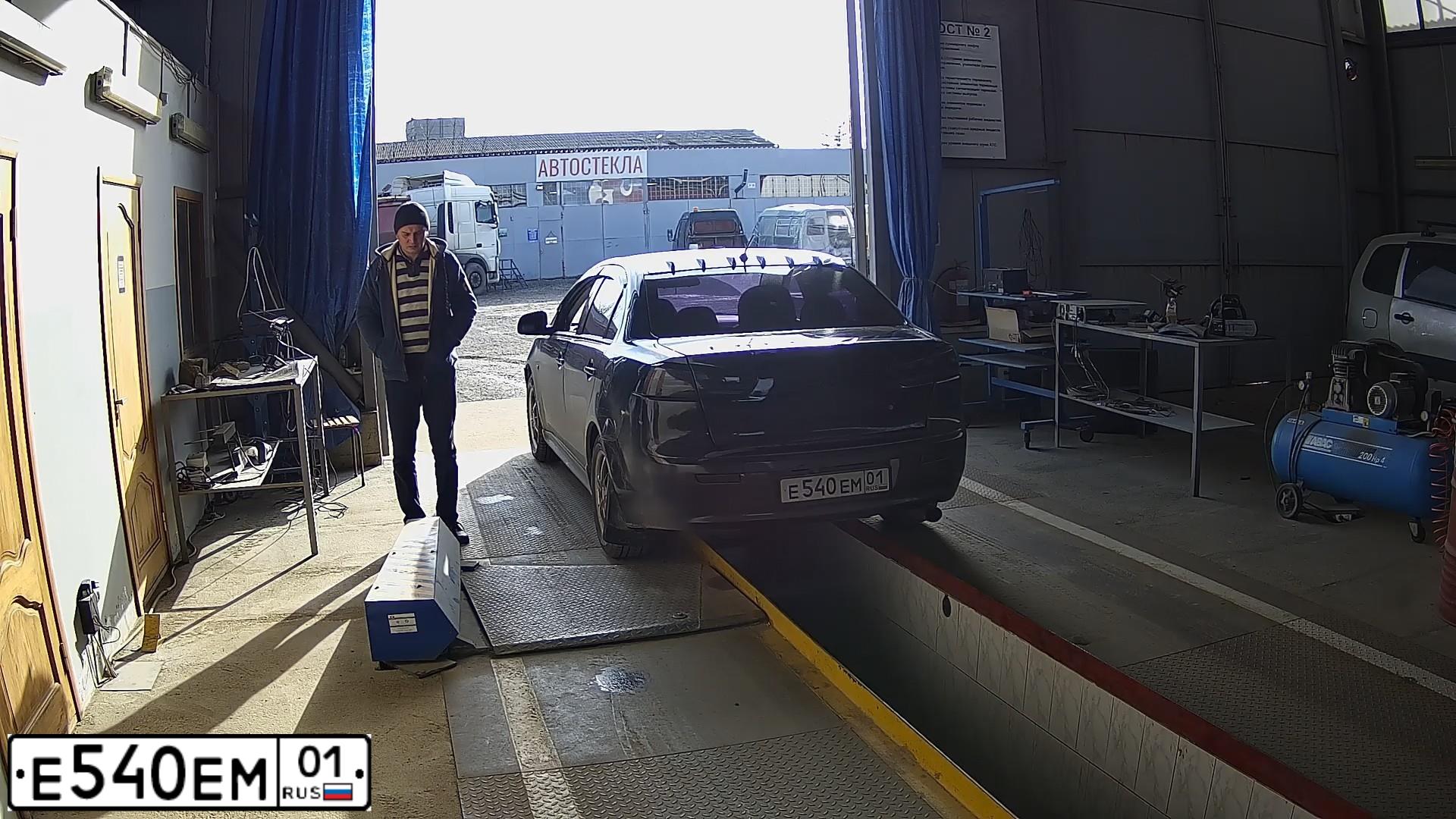 Фото автомобиля MITSUBISHI LANCER, 2008 — госномер Е540ЕМ01. Цвет: ЧЕРНЫЙ