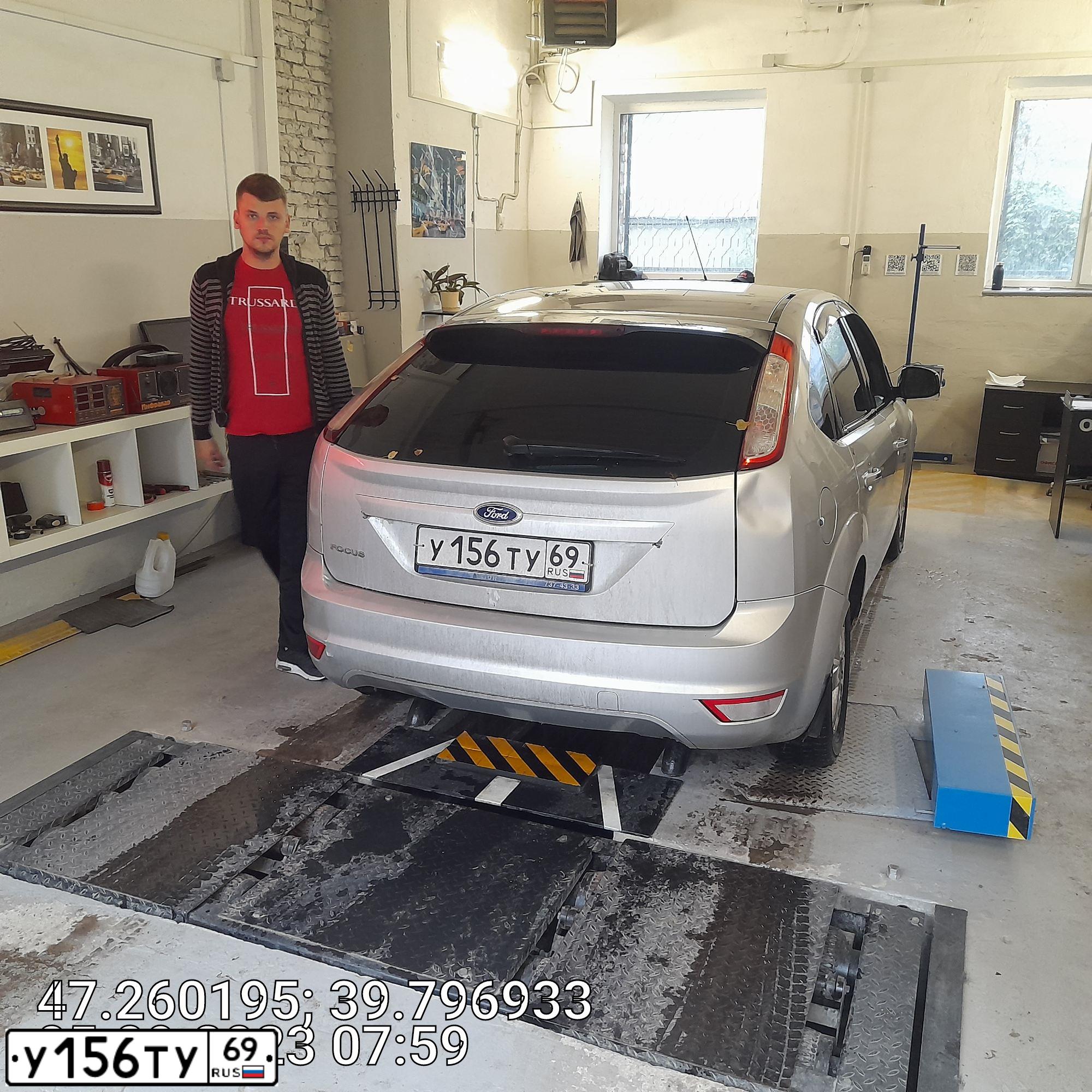 Фото автомобиля FORD FOCUS, 2011 — госномер С854НА761. Цвет: Серебристый