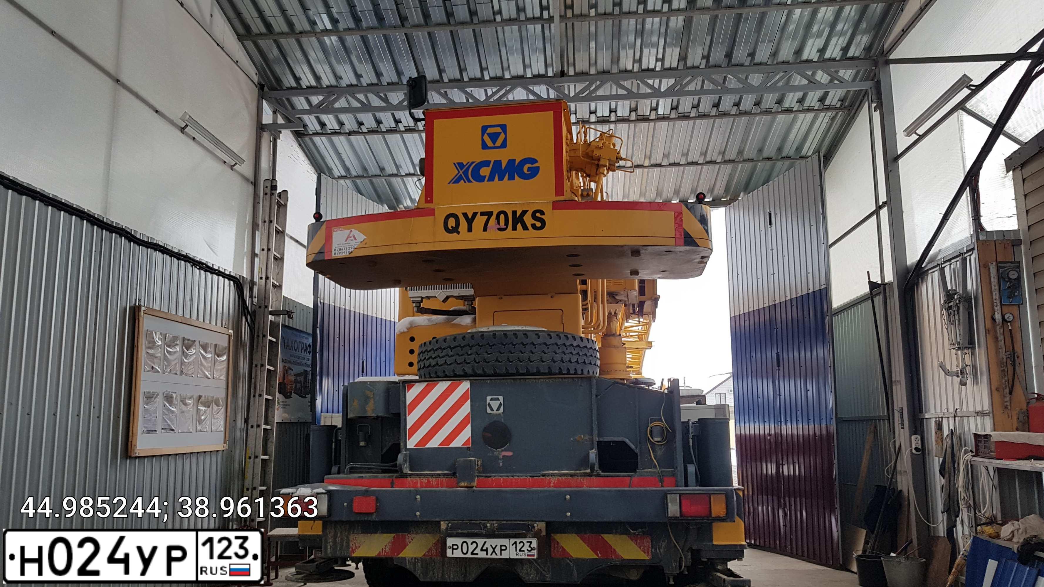 Фото автомобиля XU GONG XCMG 70K, 2018 — госномер Р024ХР123. Цвет: МНОГОЦВЕТНЫЙ
