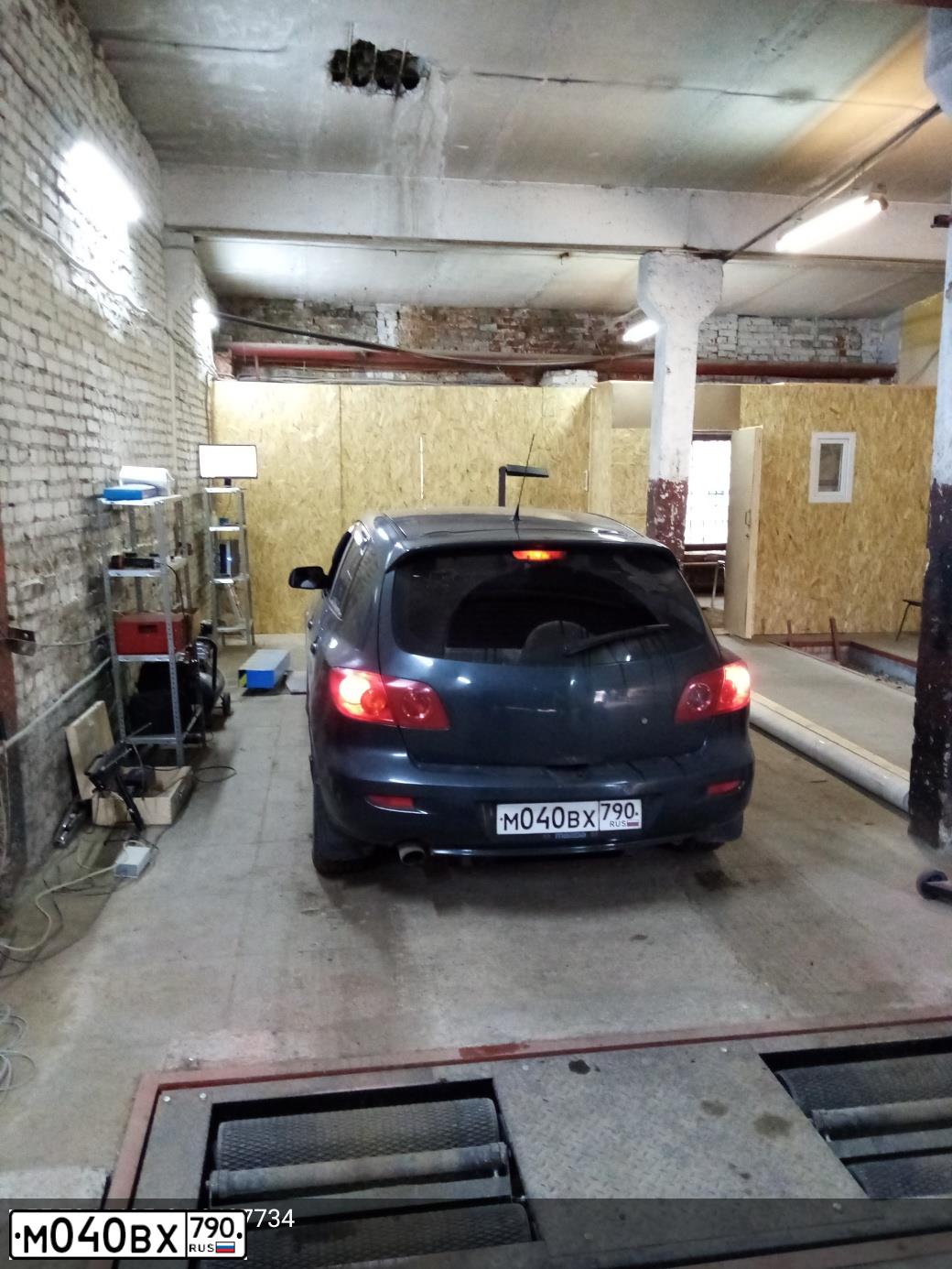 Фото автомобиля MAZDA 3, 2004 — госномер М040ВХ790. Цвет: Темно-зеленый