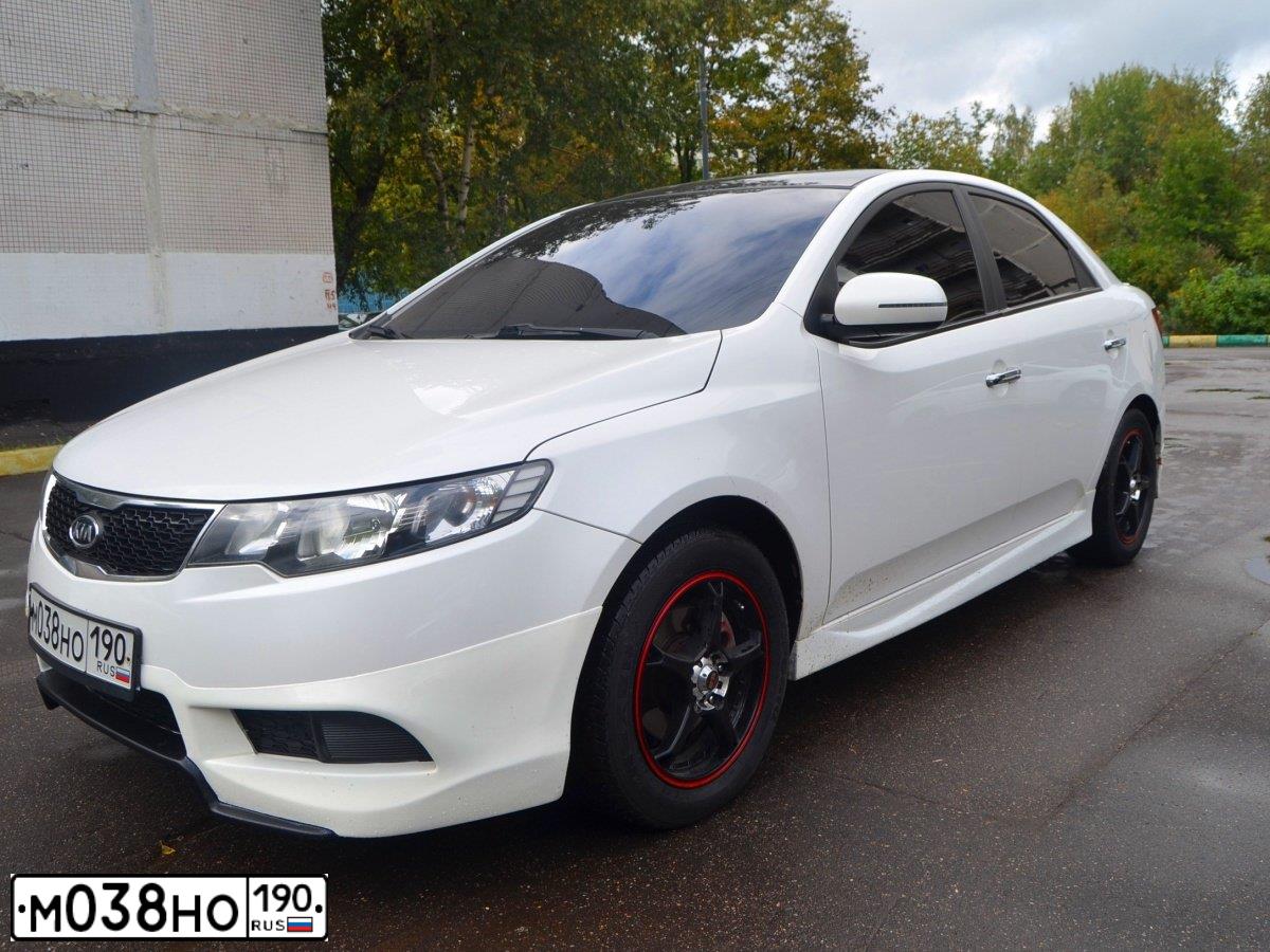 Фото автомобиля KIA CERATO, 2011 — госномер М038НО190. Цвет: Белый