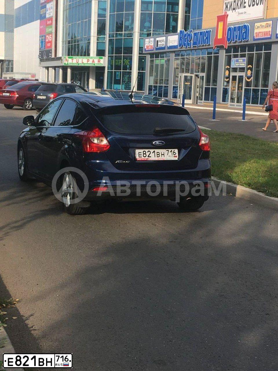 Фото автомобиля FORD FOCUS, 2013 — госномер Е821ВН716. Цвет: Темно-синий