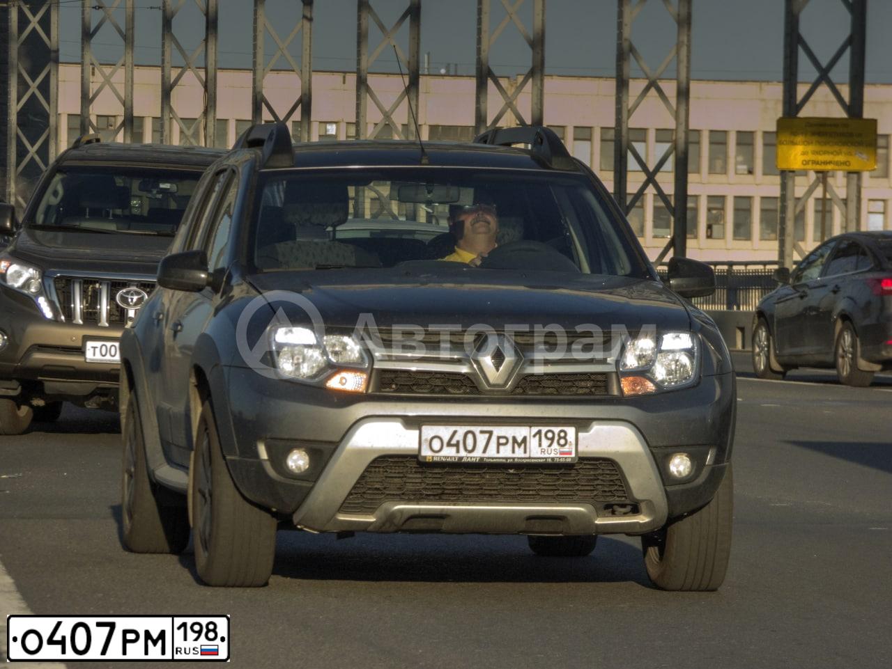 Фото автомобиля RENAULT DUSTER, 2019 — госномер О407РМ198. Цвет: ТЕМНО-СЕРЫЙ