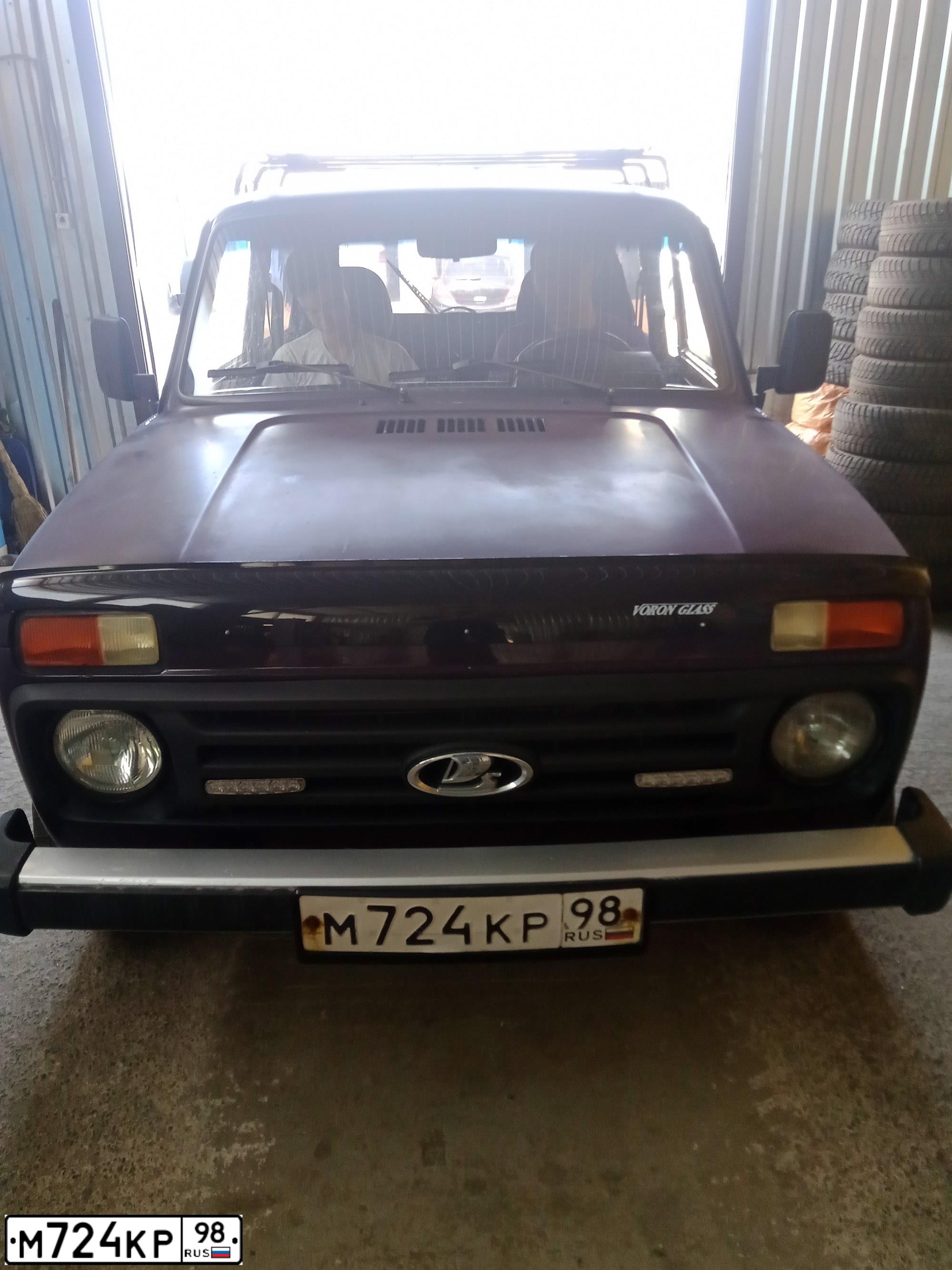 Фото автомобиля LADA 2121 NIVA, 2002 — госномер М724КР98. Цвет: ФИОЛЕТОВЫЙ