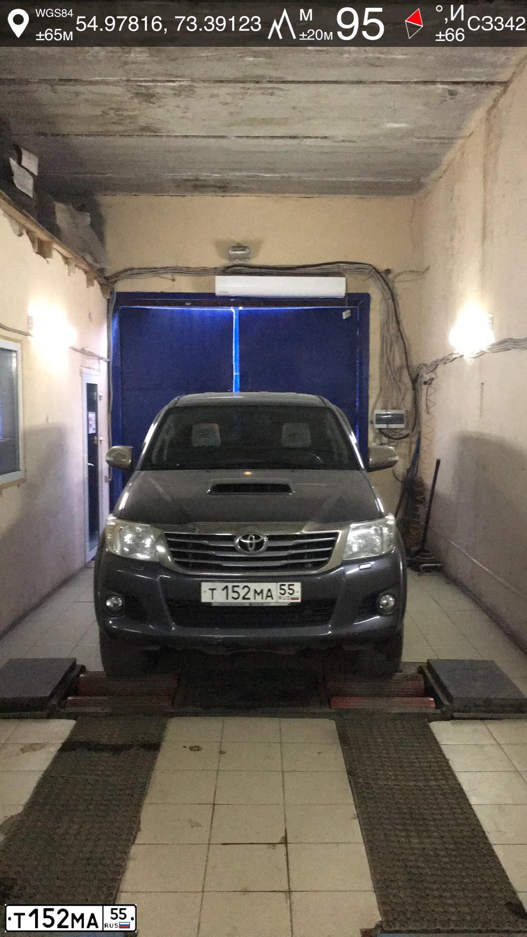 Фото автомобиля TOYOTA HILUX, 2014 — госномер Т152МА55. Цвет: ТЕМНО-СЕРЫЙ