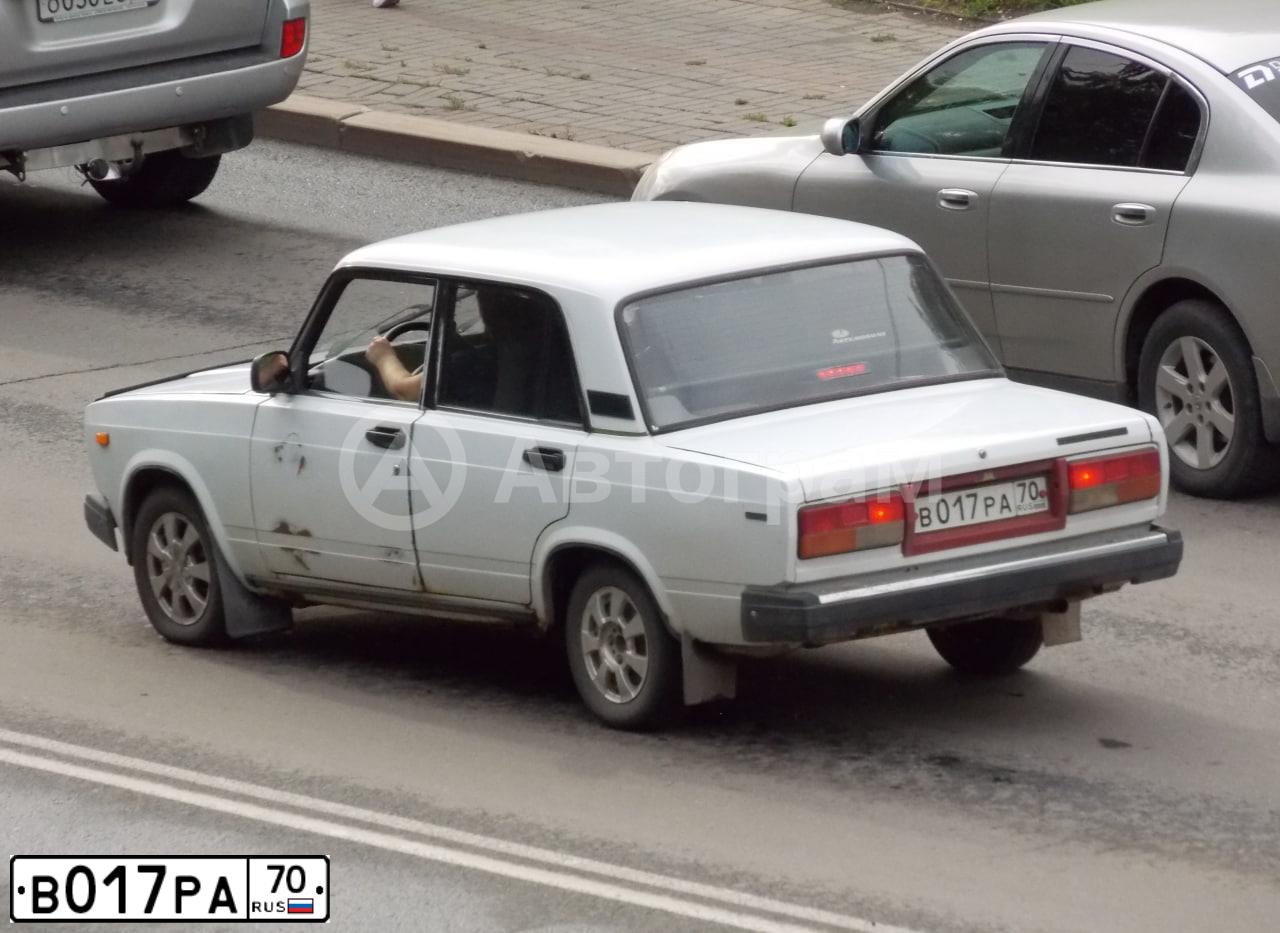 Фото автомобиля LADA 2107, 2004 — госномер В017РА70. Цвет: БЕЛЫЙ