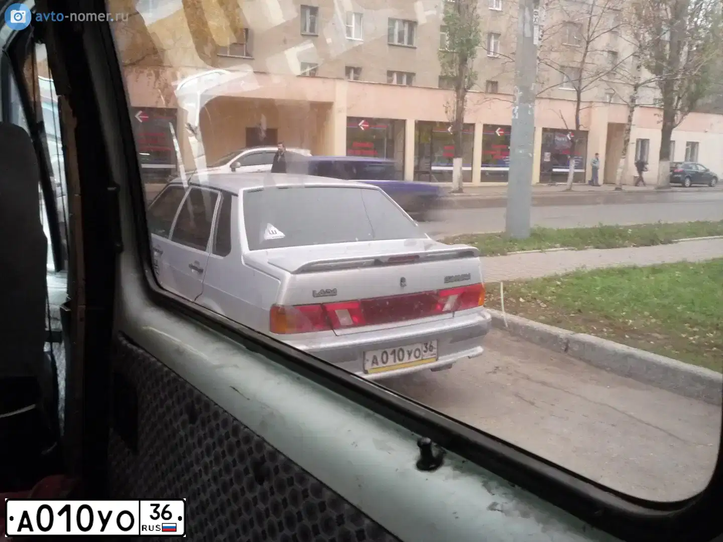 Фото автомобиля LADA 2115 SAMARA, 2005 — госномер А010УО36. Цвет: Серебристо Желто-Голубой