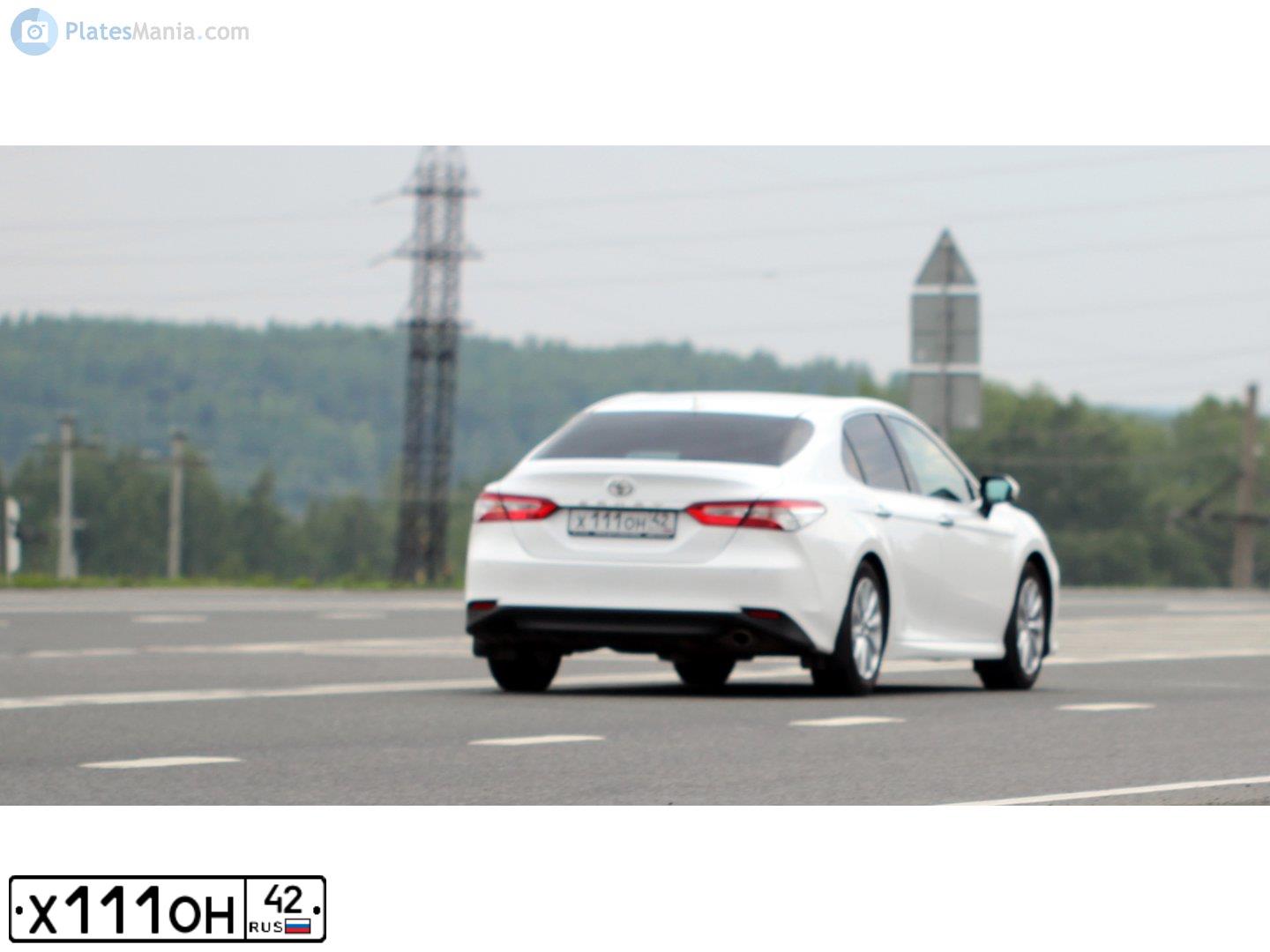 Фото автомобиля TOYOTA CAMRY, 2019 — госномер Р339МУ142. Цвет: Белый